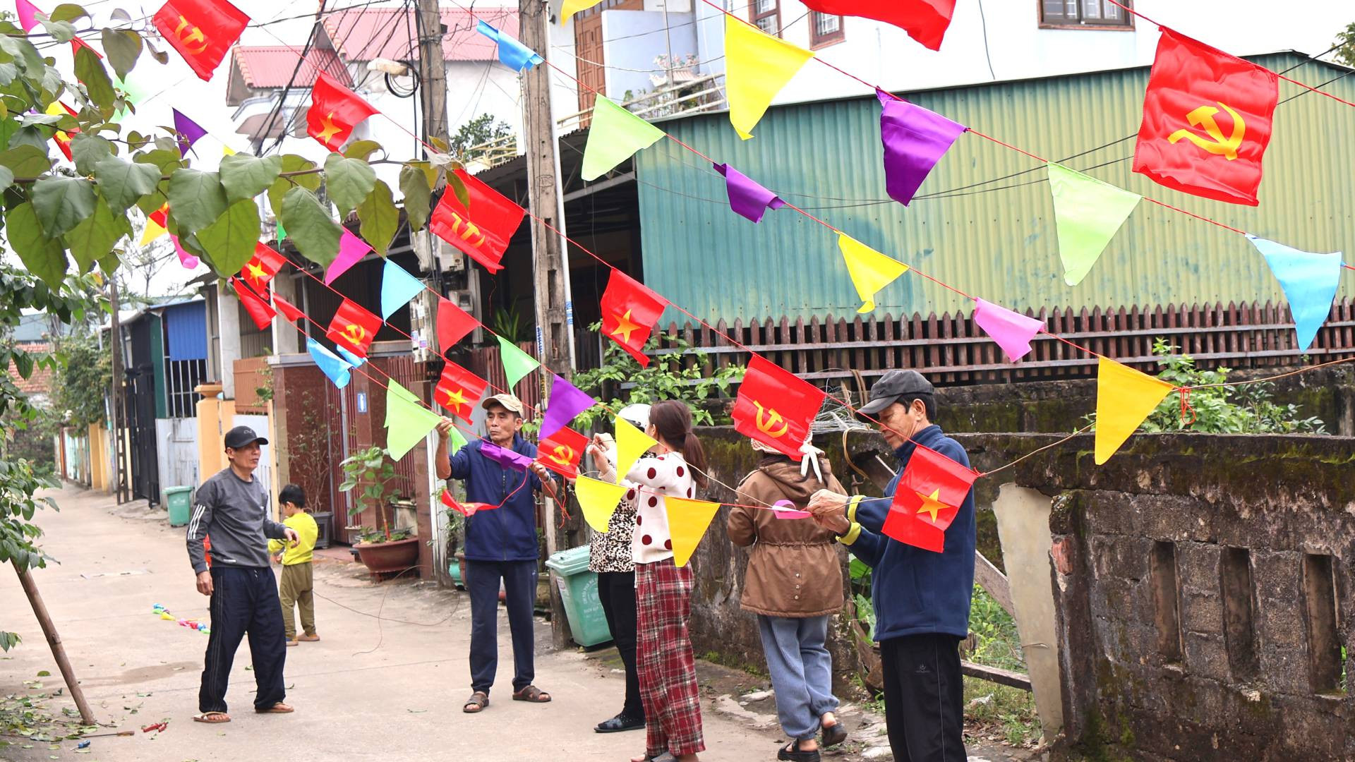 Cứ mỗi dây cờ Tổ quốc hoặc cờ Đảng là 2 dây cờ xéo, tạo nên bức tranh sắc màu trong những ngày chớm xuân.