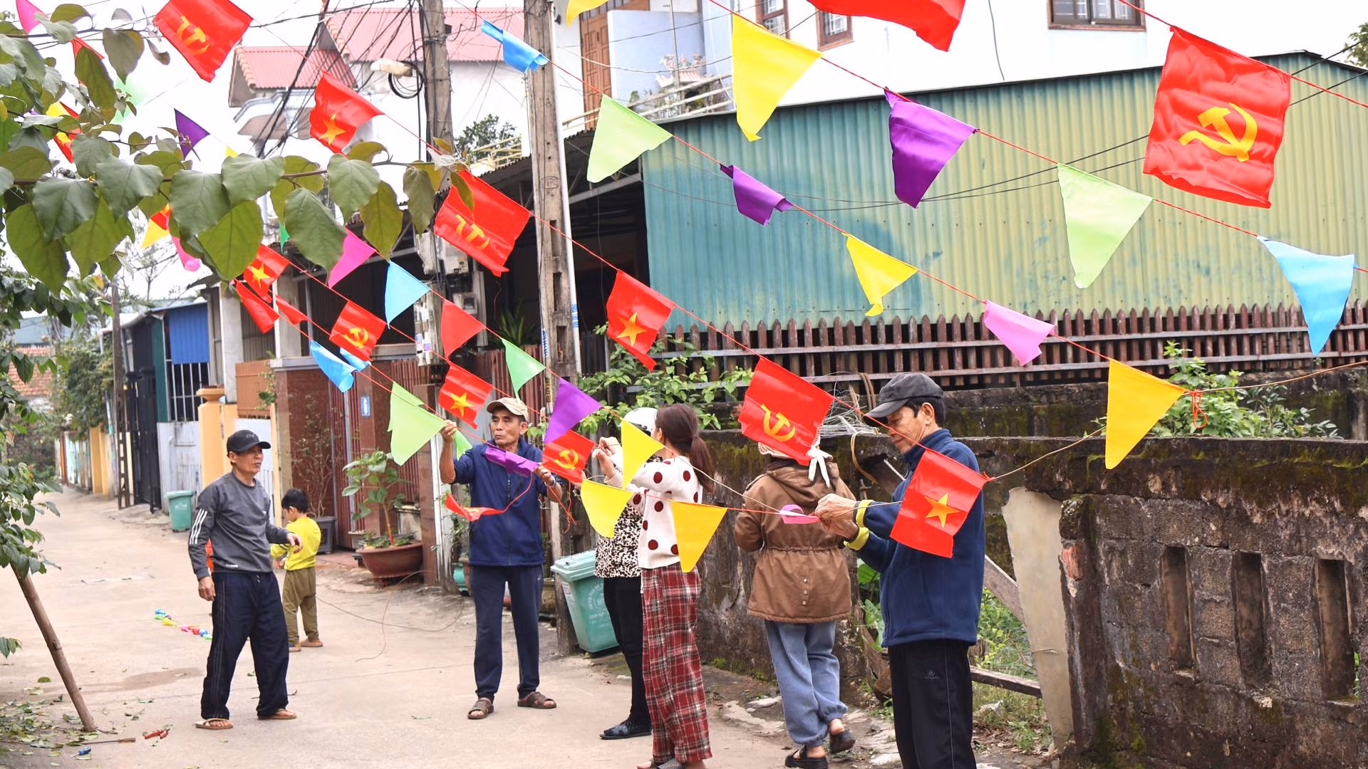 Cứ mỗi dây cờ Tổ quốc hoặc cờ Đảng là 2 dây cờ xéo, tạo nên bức tranh sắc màu trong những ngày chớm xuân. Cứ mỗi dây cờ Tổ quốc hoặc cờ Đảng là 2 dây cờ xéo, tạo nên bức tranh sắc màu trong những ngày chớm xuân.