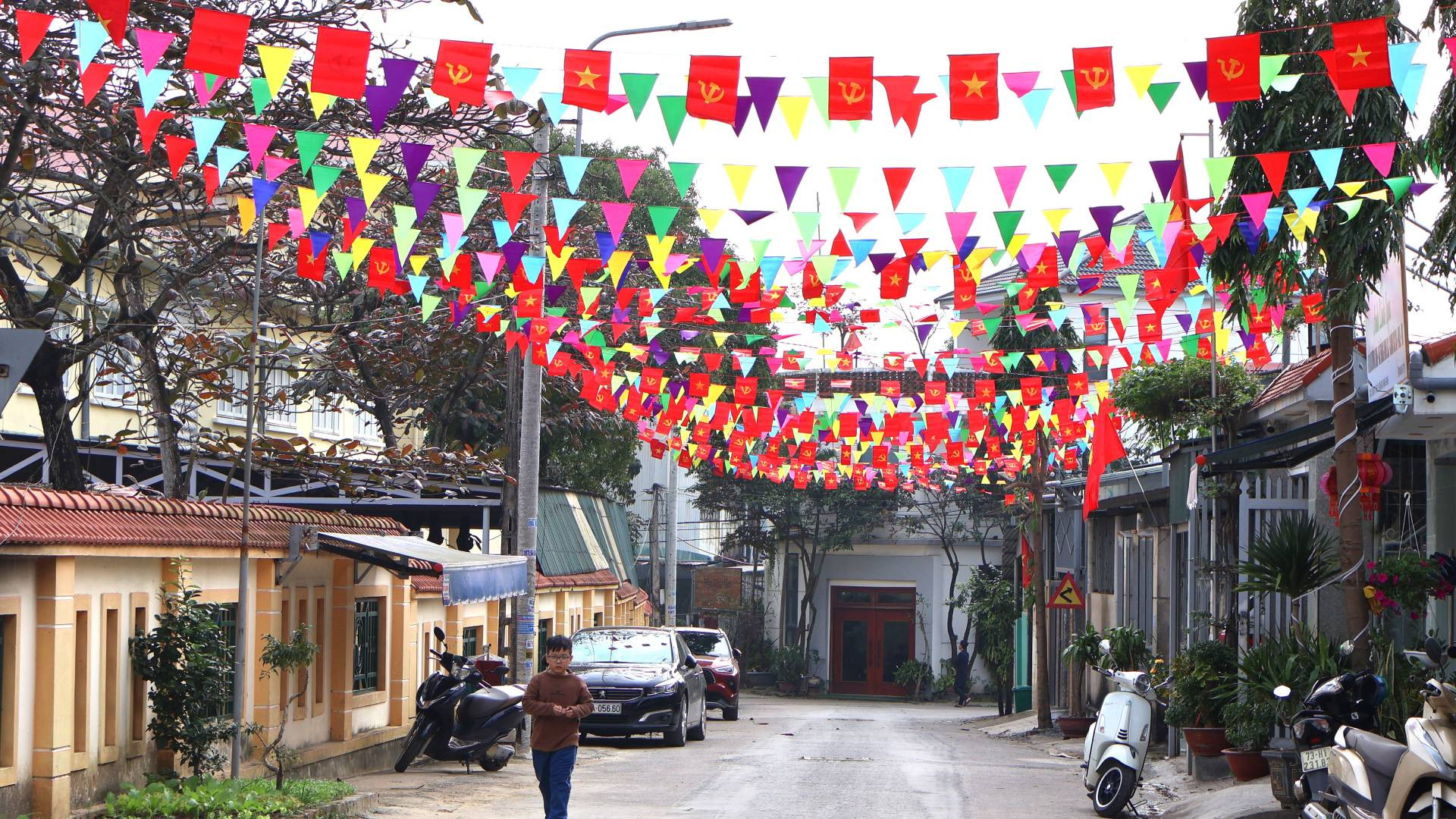 Đường lớn, ngõ nhỏ ở thành phố Đồng Hới đều rợp cờ Tổ quốc, cờ Đảng càng làm tăng thêm sự phấn chấn và khí thế chào đón xuân mới Ất Tỵ 2025.