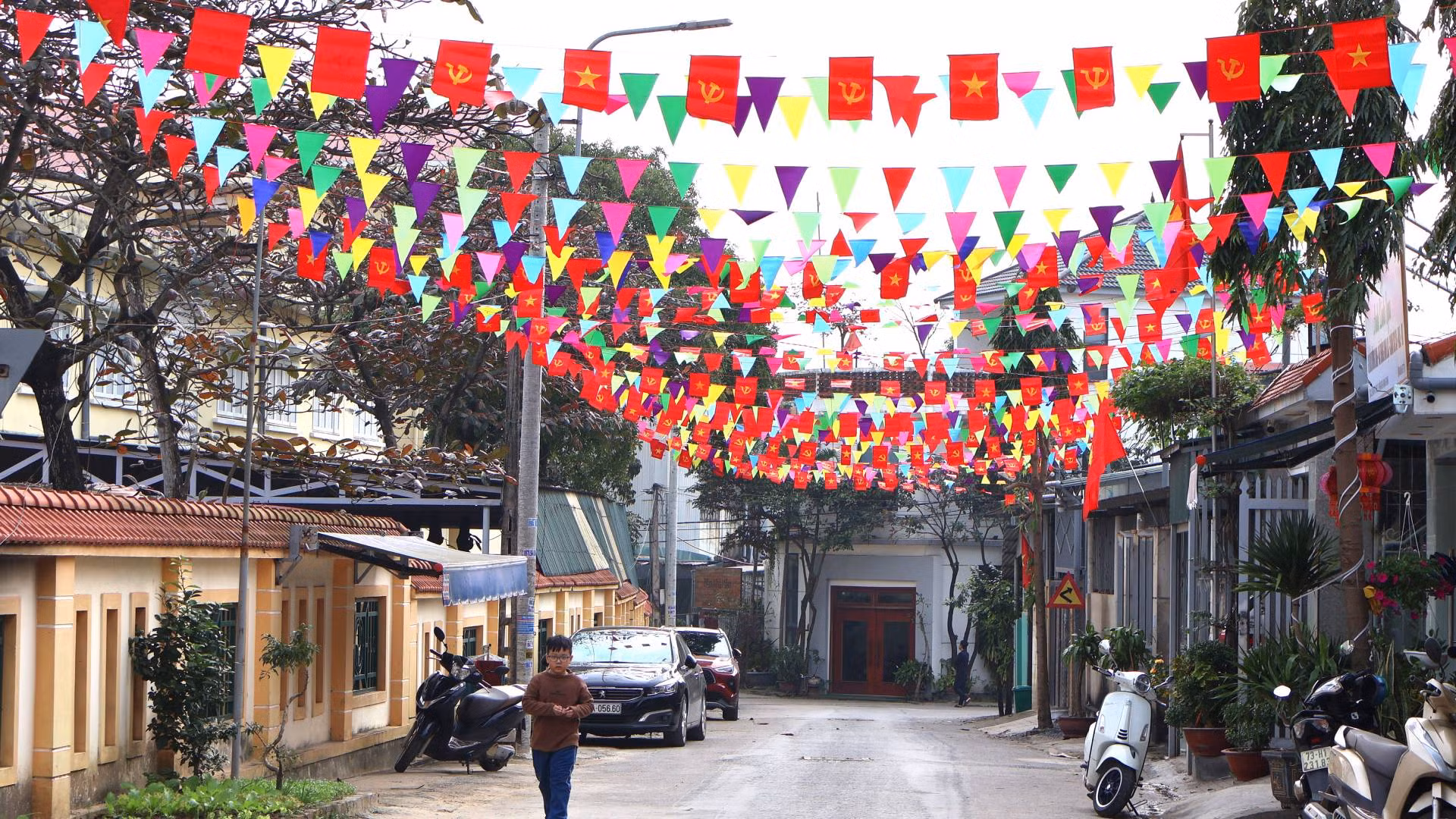 Đường lớn, ngõ nhỏ ở thành phố Đồng Hới đều rợp cờ Tổ quốc, cờ Đảng càng làm tăng thêm sự phấn chấn và khí thế chào đón xuân mới Ất Tỵ 2025. Đường lớn, ngõ nhỏ ở thành phố Đồng Hới đều rợp cờ Tổ quốc, cờ Đảng càng làm tăng thêm sự phấn chấn và khí thế chào đón xuân mới Ất Tỵ 2025.