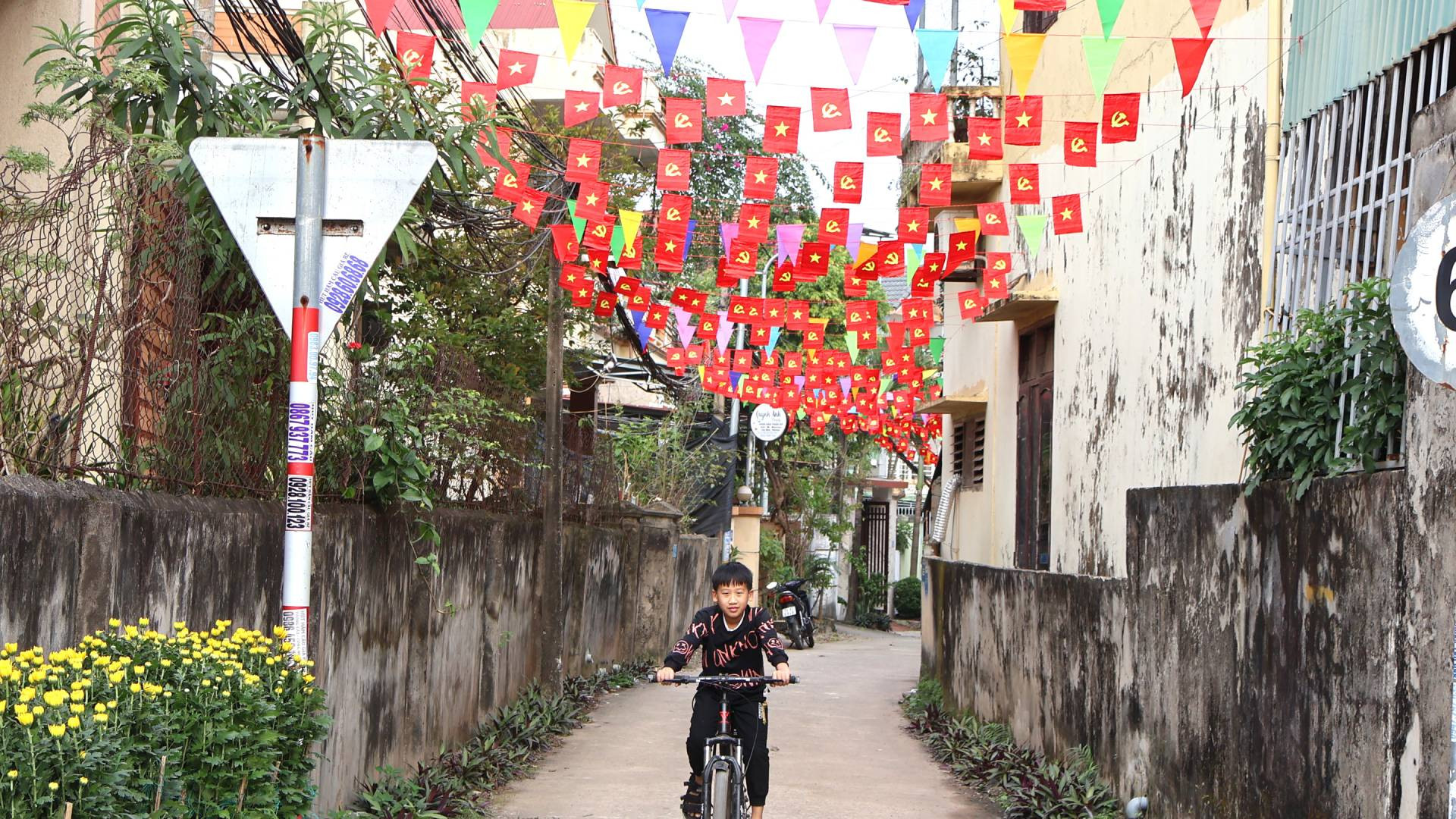 Ngõ nhỏ nhưng rộn ràng không khí đón xuân.