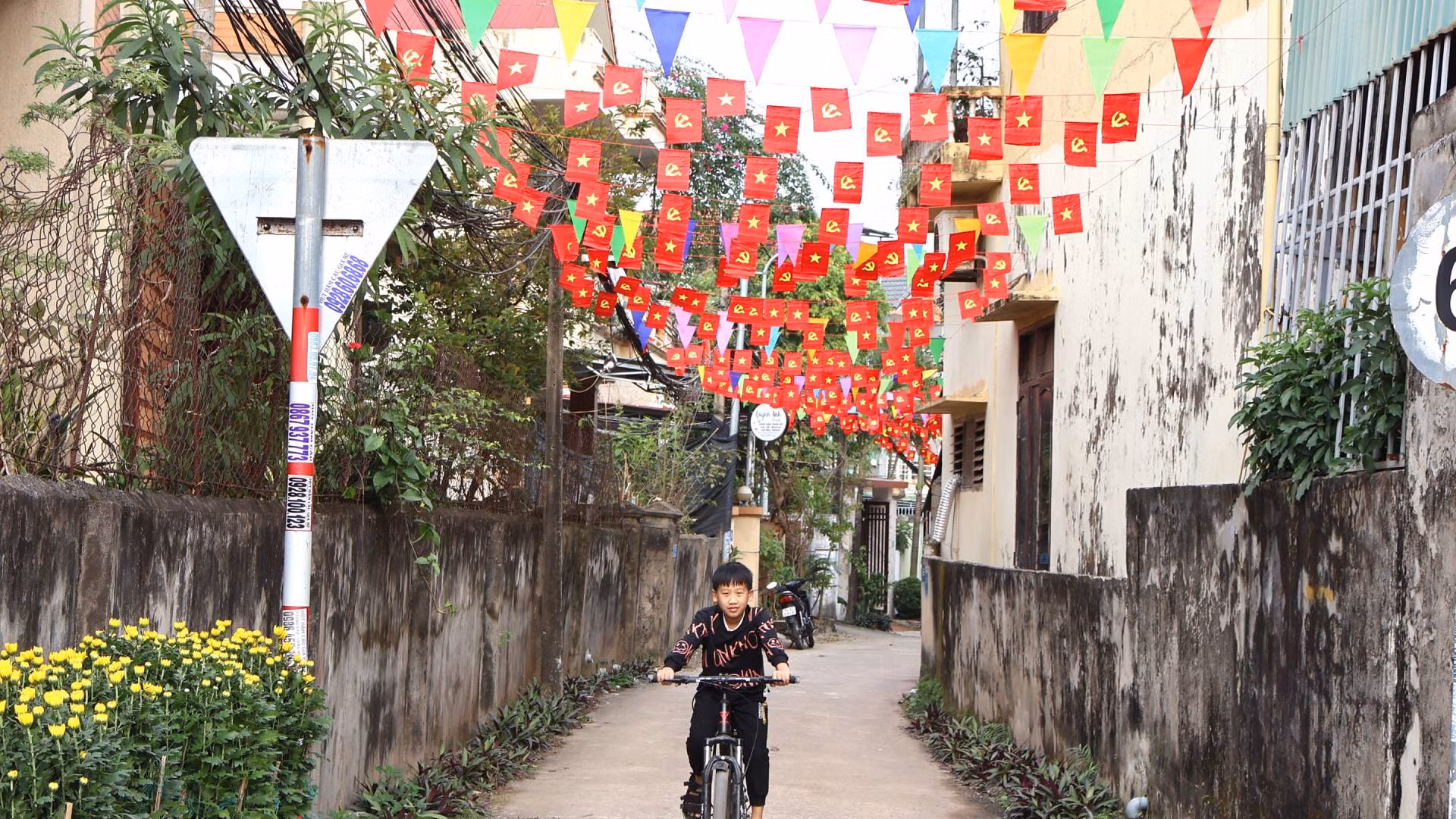 Ngõ nhỏ nhưng rộn ràng không khí đón xuân. Ngõ nhỏ nhưng rộn ràng không khí đón xuân.