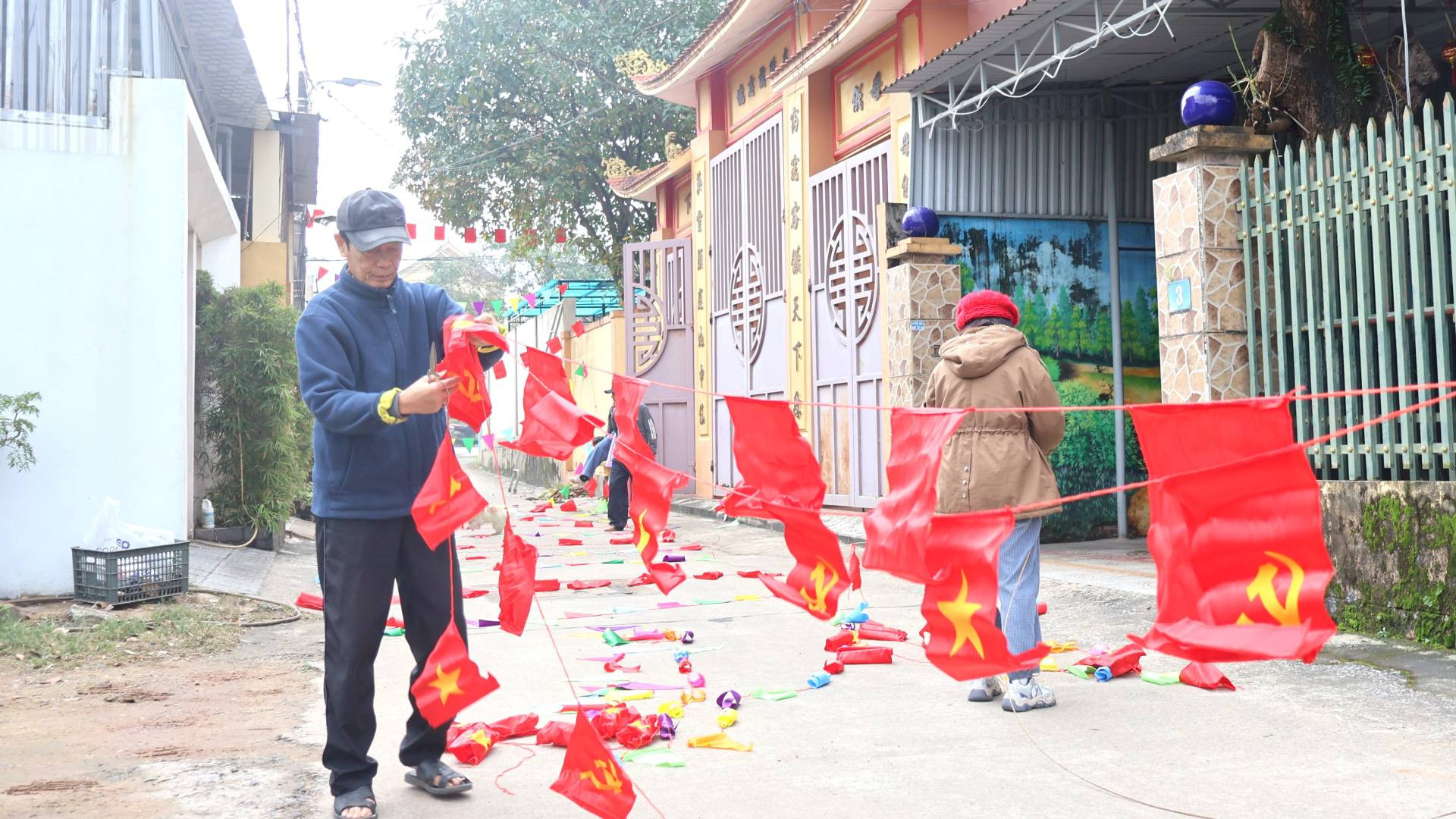 Ở tiểu khu 5, phường Bắc Lý, thành phố Đồng Hới, Ban công tác Mặt trận tổ chức việc làm đường cờ, huy động người dân tham gia.