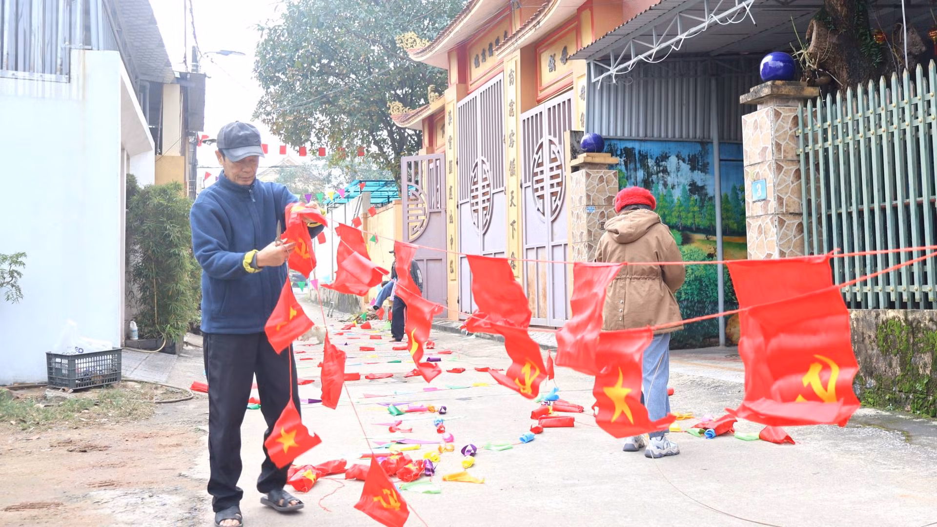 Ở tiểu khu 5, phường Bắc Lý, thành phố Đồng Hới, Ban công tác Mặt trận tổ chức việc làm đường cờ, huy động người dân tham gia. Ở tiểu khu 5, phường Bắc Lý, thành phố Đồng Hới, Ban công tác Mặt trận tổ chức việc làm đường cờ, huy động người dân tham gia.