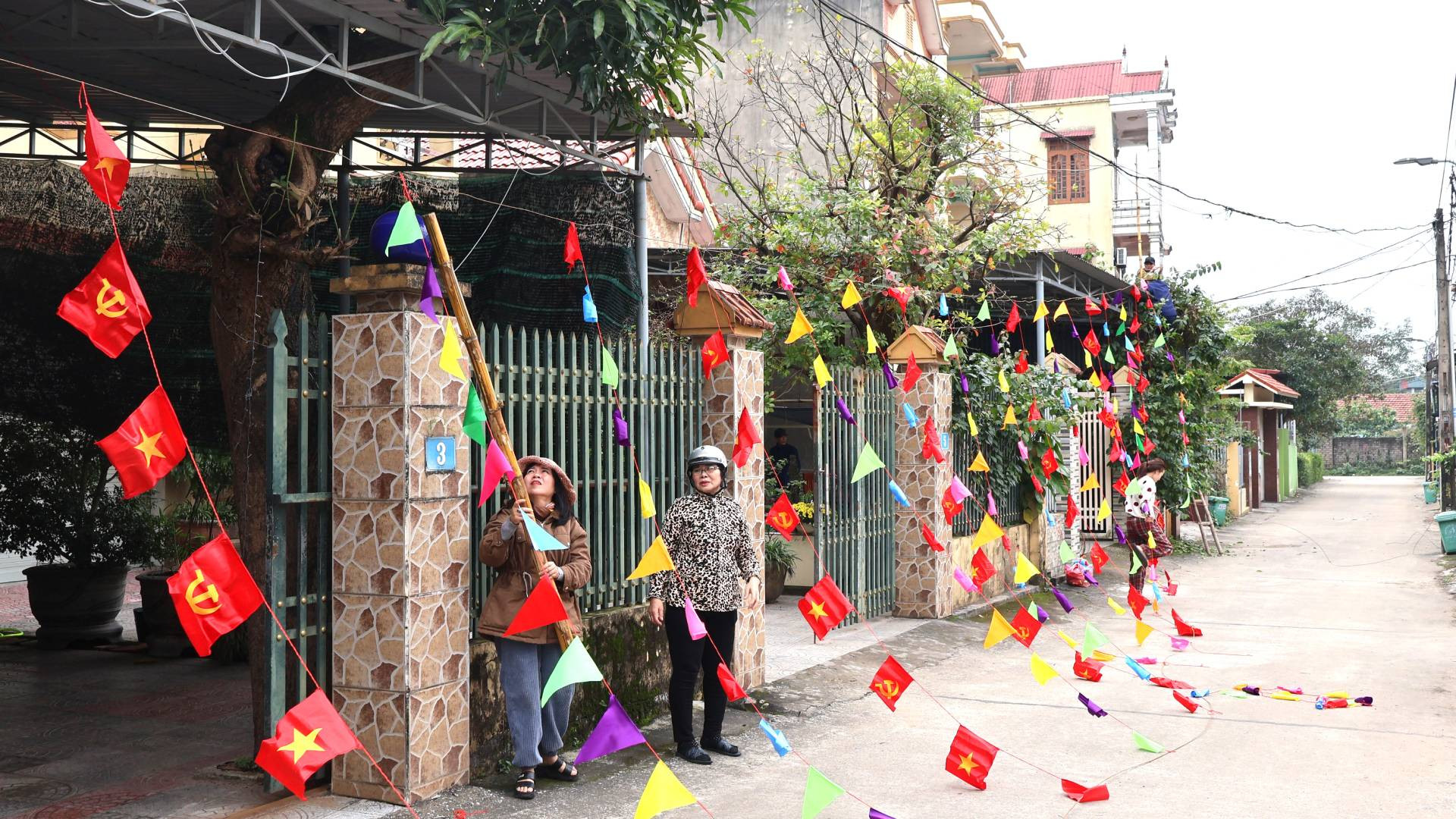 Để đường cờ đẹp mặt và bảo đảm an toàn giao thông, các tổ dân phố sử dụng 2 dây thép lớn, kéo dọc theo con đường rồi buộc các dây cờ vào, chiều cao tối thiểu từ mặt đường lên 4,5m.