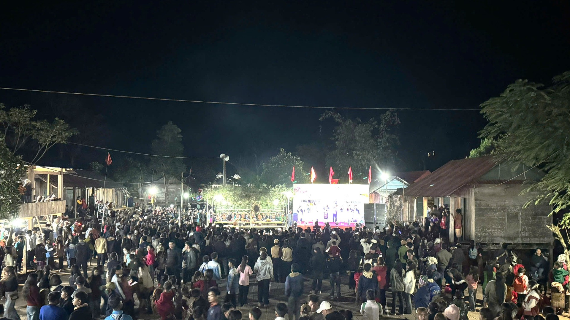 Biên cương mùa này trời thâm u, phảng phất mưa xuân. Trời vừa tối, không gian lễ hội giữa bản đã đông vui, huyên náo tiếng nói cười của bà con đến dự lễ hội