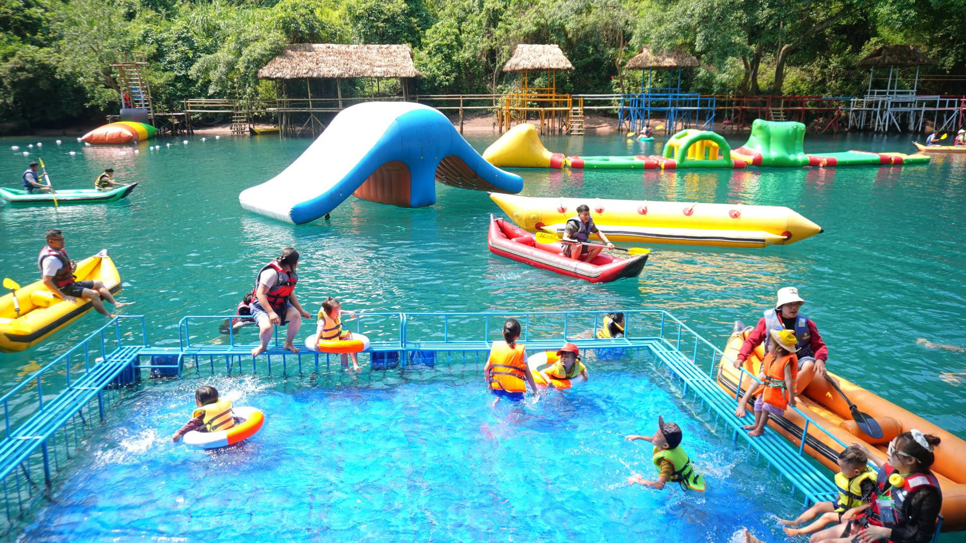 Tại điểm du lịch sông Chày-hang Tối, nhiều nhà nổi, khu tắm an toàn cho trẻ được bố trí giữa dòng sông, tạo nên không gian thư giãn độc đáo, mang đến cảm giác mới mẻ cho du khách.