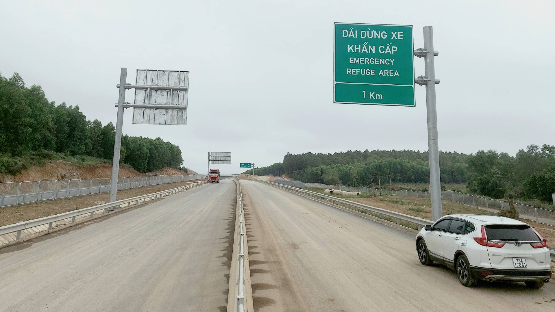 Về cơ bản, nhiều đoạn tuyến cao tốc đã hoàn thành tất cả các công đoạn nên lưu thông thí điểm khá an toàn. Về cơ bản, nhiều đoạn tuyến cao tốc đã hoàn thành tất cả các công đoạn nên lưu thông thí điểm khá an toàn.