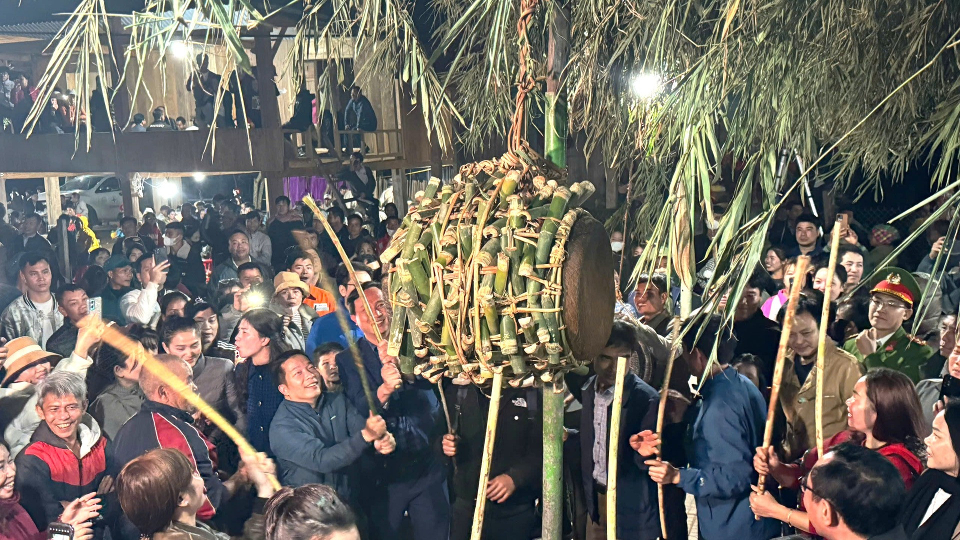 Trong men rượu cần mềm môi, những thanh niên khỏe mạnh cầm cây dùi thi nhau đánh mạnh vào mặt trống cho tới khi… trống vỡ. Lúc này, những đôi trai gái hẹn hò, tìm nơi tự tình trong men say và tình yêu đôi lứa.