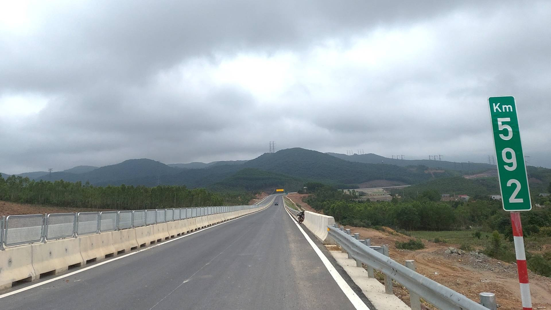 Ở các đoạn tuyến hoàn thành xây lắp, ngay đến các biển báo, cột số cũng đã được gắn xong. Ở các đoạn tuyến hoàn thành xây lắp, ngay đến các biển báo, cột số cũng đã được gắn xong.