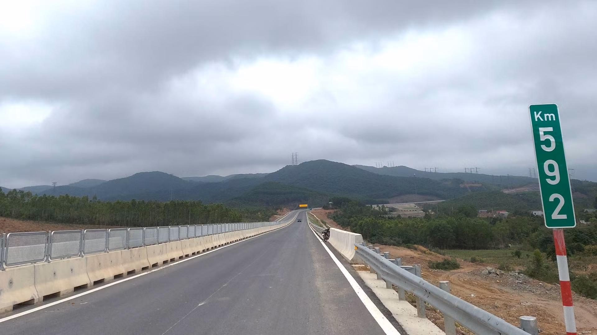 Ở các đoạn tuyến hoàn thành xây lắp, ngay đến các biển báo, cột số cũng đã được gắn xong.