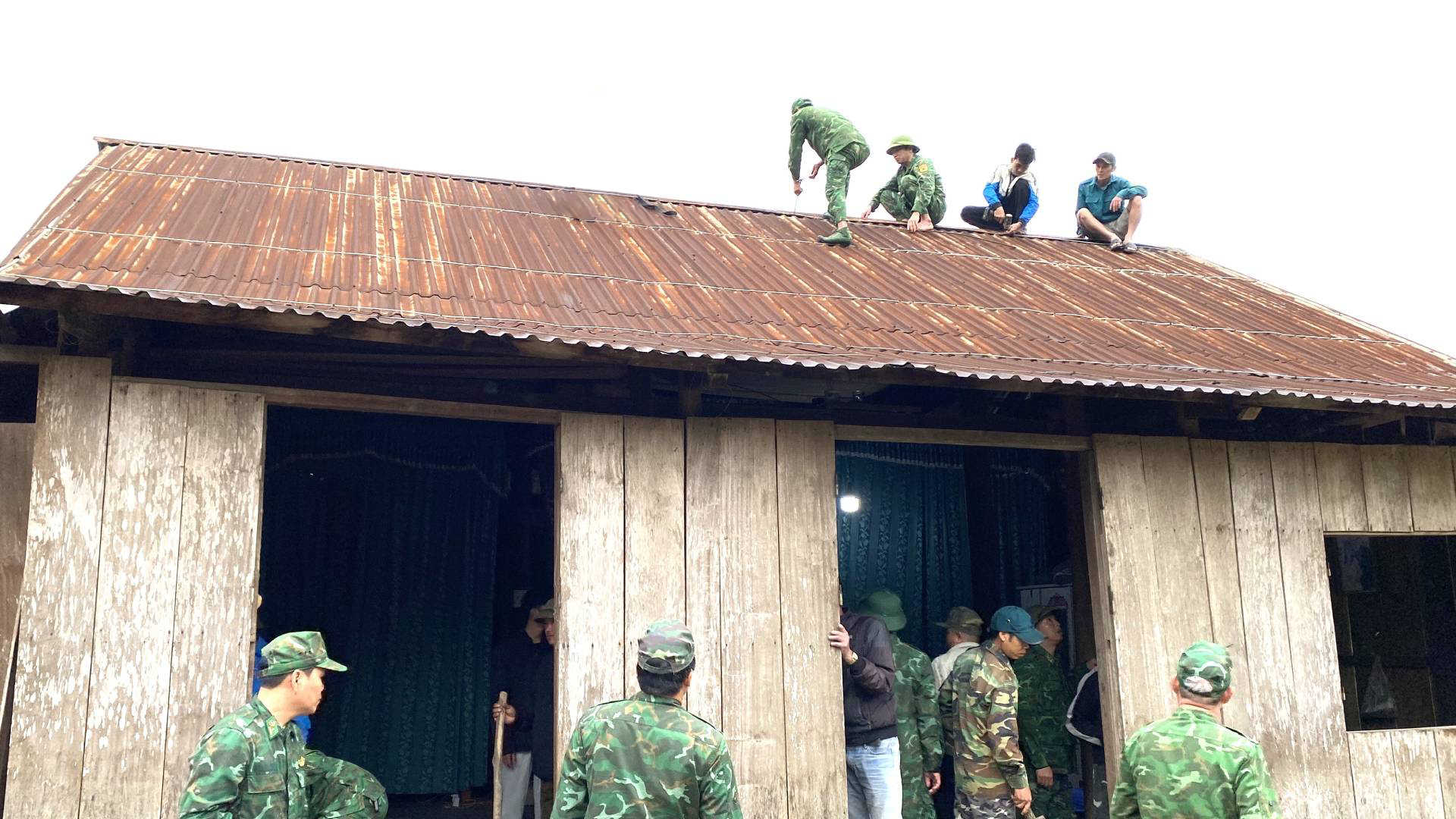 Đây đều là những hộ nghèo hoặc cận nghèo, nhà cửa xập xệ, toành toàng và sử dụng đã lâu mà chưa có điều kiện thay thế, sửa chữa.