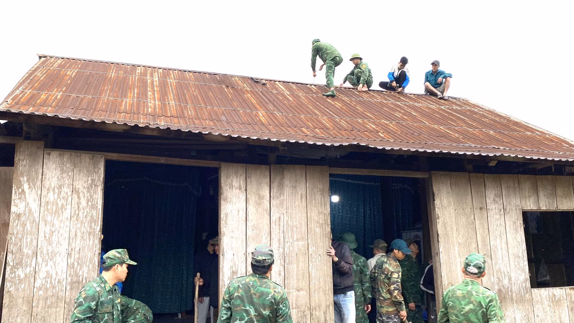 Đây đều là những hộ nghèo hoặc cận nghèo, nhà cửa xập xệ, toành toàng và sử dụng đã lâu mà chưa có điều kiện thay thế, sửa chữa. Đây đều là những hộ nghèo hoặc cận nghèo, nhà cửa xập xệ, toành toàng và sử dụng đã lâu mà chưa có điều kiện thay thế, sửa chữa.