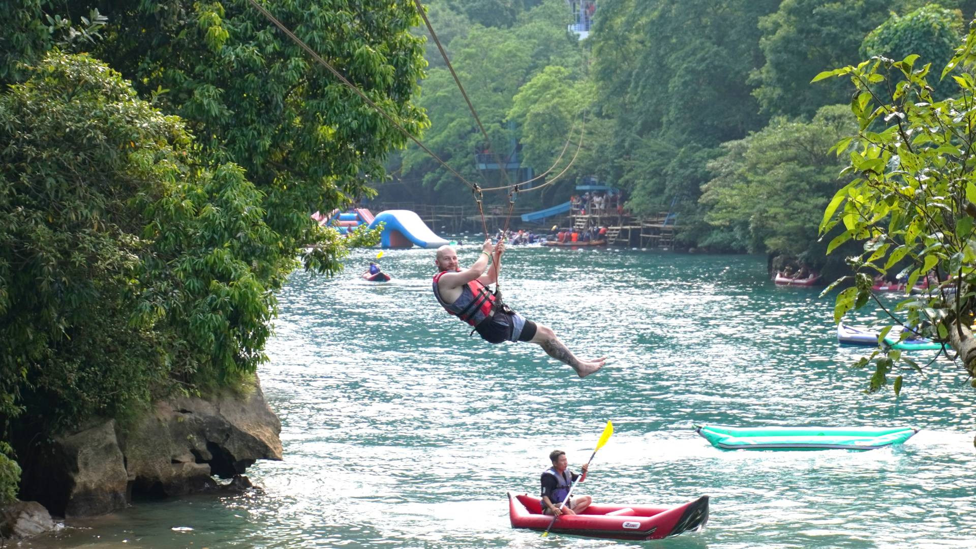 Tour zipline trên sông Chày mang lại cảm giác rất "phiêu", thu hút rất đông du khách trẻ trong và ngoài nước trải nghiệm.