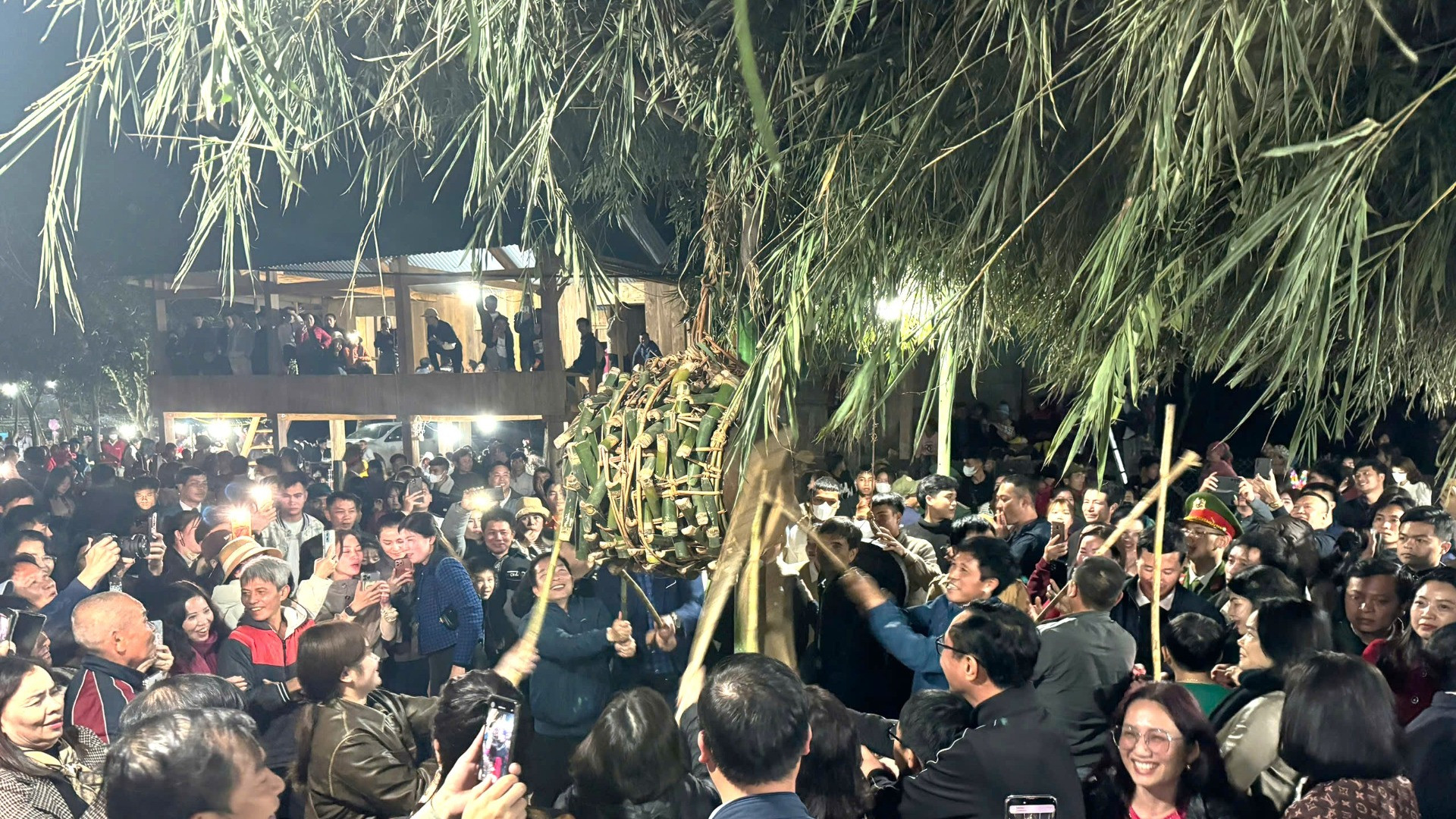 Du khách, bà con dân bản thi nhau đập trống, đập càng mạnh, càng nhiều càng tốt để...trống mau vỡ.