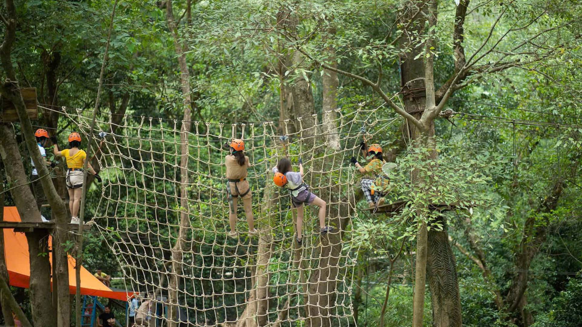 Vừa trải nghiệm các trò chơi dưới nước, du khách tham gia chuỗi 7 trò chơi liên hoàn trên cây với thử thách xuyên rừng kiểu Tarzan.