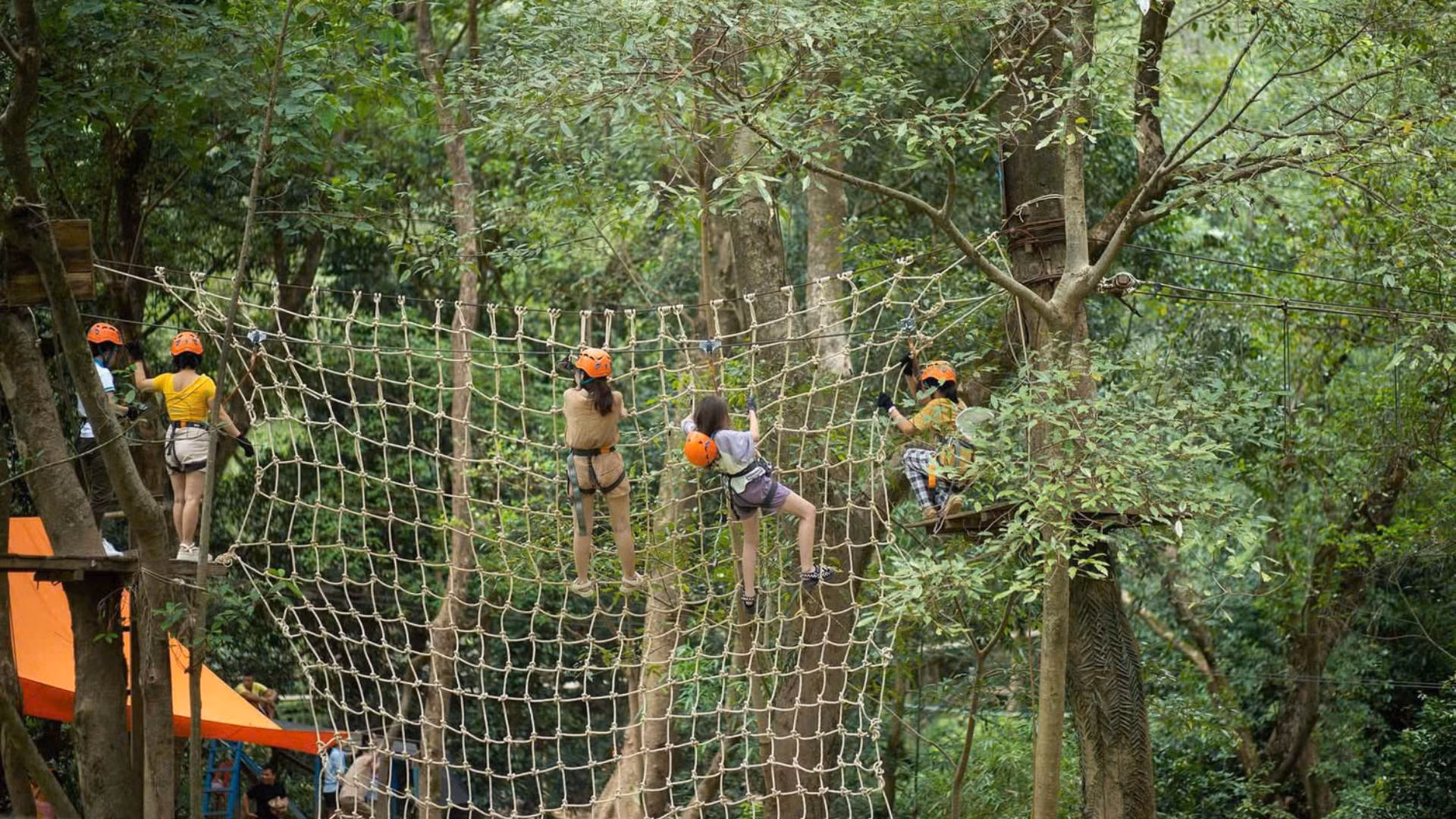 Vừa trải nghiệm các trò chơi dưới nước, du khách tham gia chuỗi 7 trò chơi liên hoàn trên cây với thử thách xuyên rừng kiểu Tarzan.