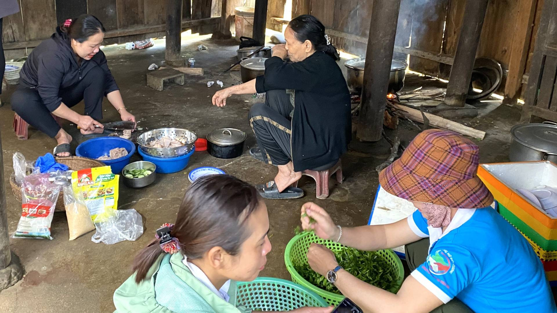 Với nghĩa tình quân-dân, phụ nữ xã Thượng Hóa phối hợp với gia đình phục vụ bữa ăn tại chỗ cho lực lượng hỗ trợ người dân xóa nhà tạm, nhà dột nát.