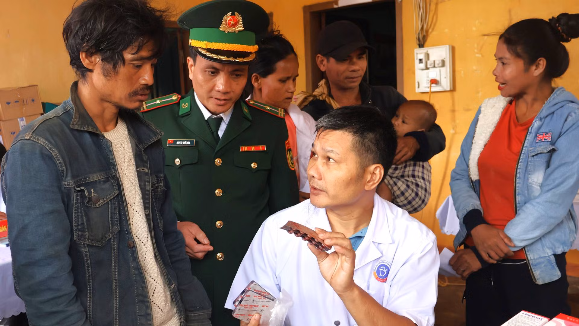 Khi cấp phát thuốc, bác sĩ phải nhờ tới bộ đội biên phòng để phiên dịch ra tiếng Lào cho bà con biết sử dụng phù hợp với căn bệnh.