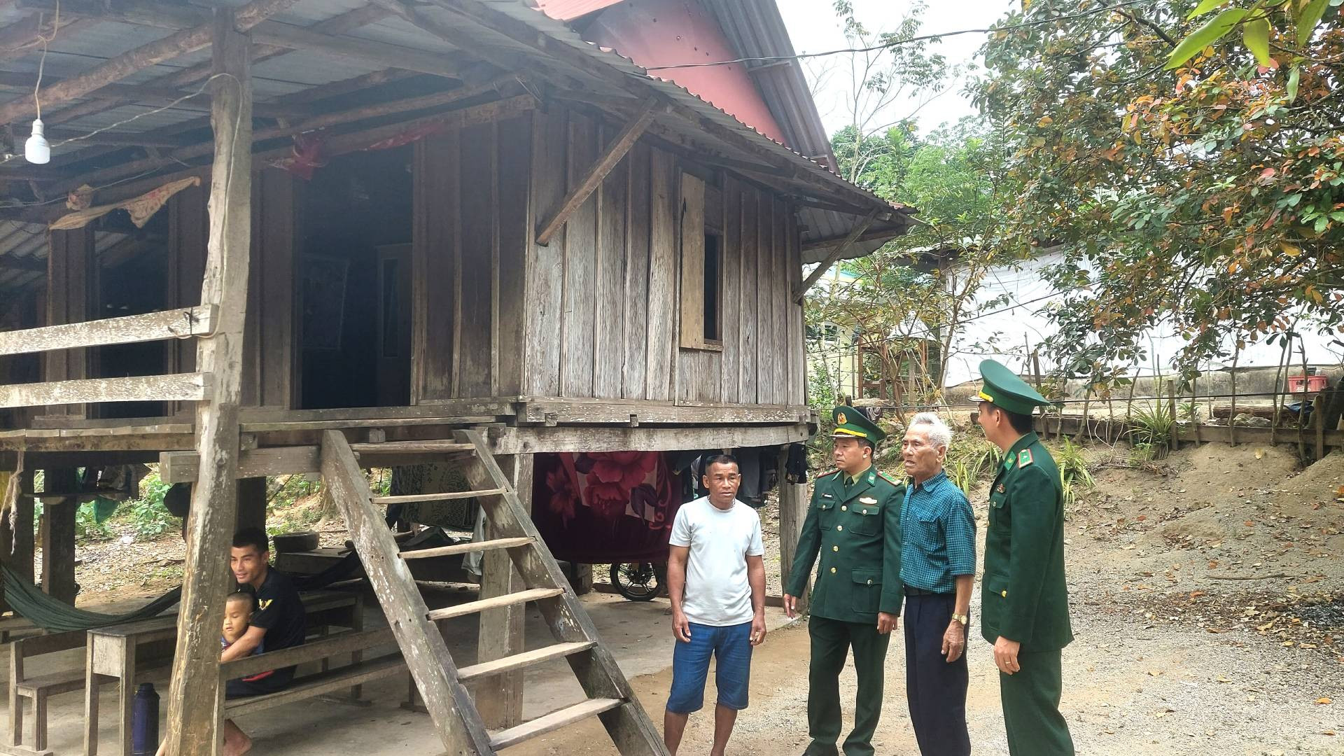 Cán bộ, chiến sĩ Đồn Biên phòng Làng Mô thăm hỏi, động viên dân bản ở xã Trường Sơn, huyện Quảng Ninh Cán bộ, chiến sĩ Đồn Biên phòng Làng Mô thăm hỏi, động viên dân bản ở xã Trường Sơn, huyện Quảng Ninh