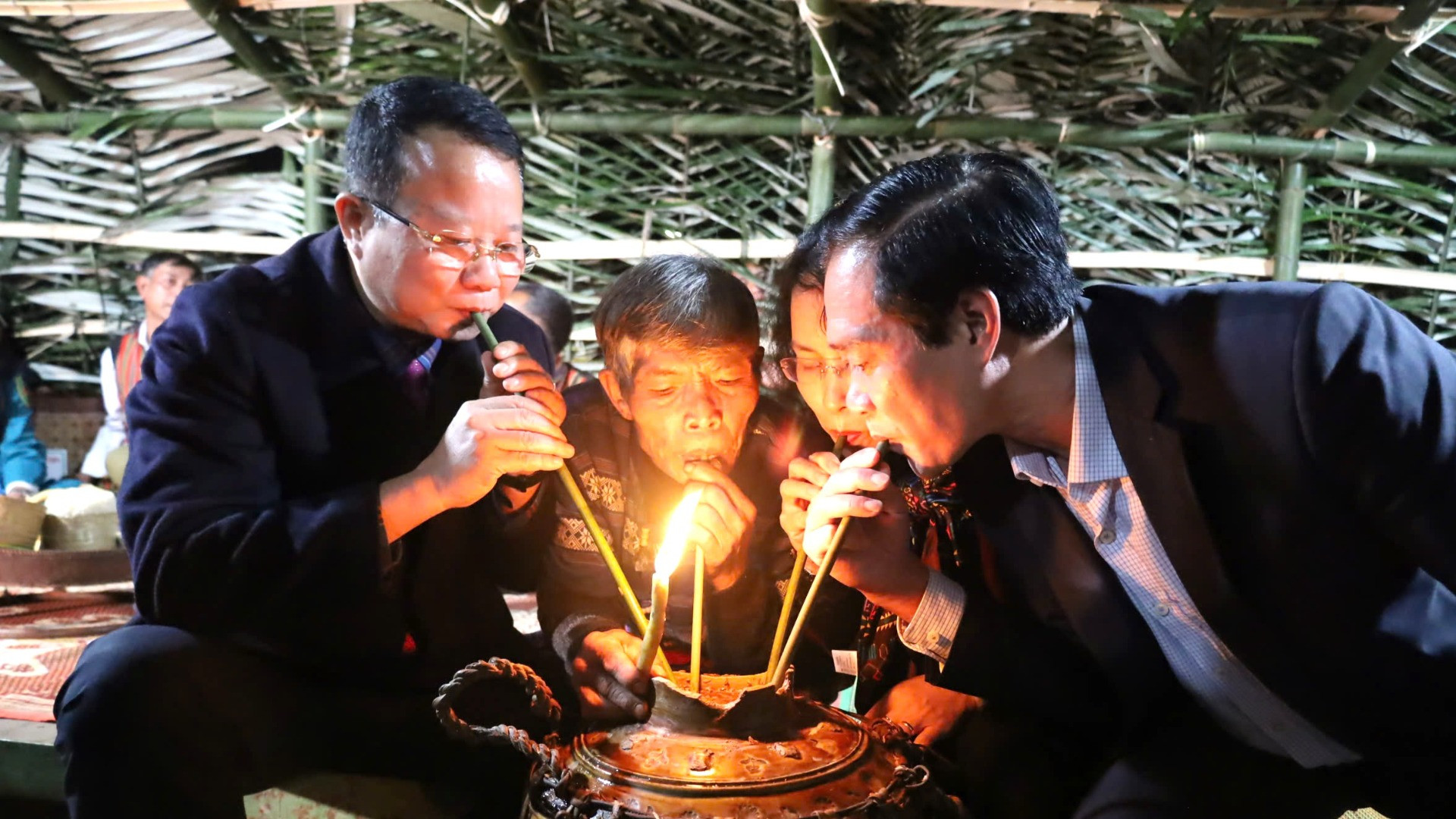 Già Đinh Xon mời các đại biểu của tỉnh và huyện Bố Trạch uống rượu cần trước khi dự hội cùng dân bản.