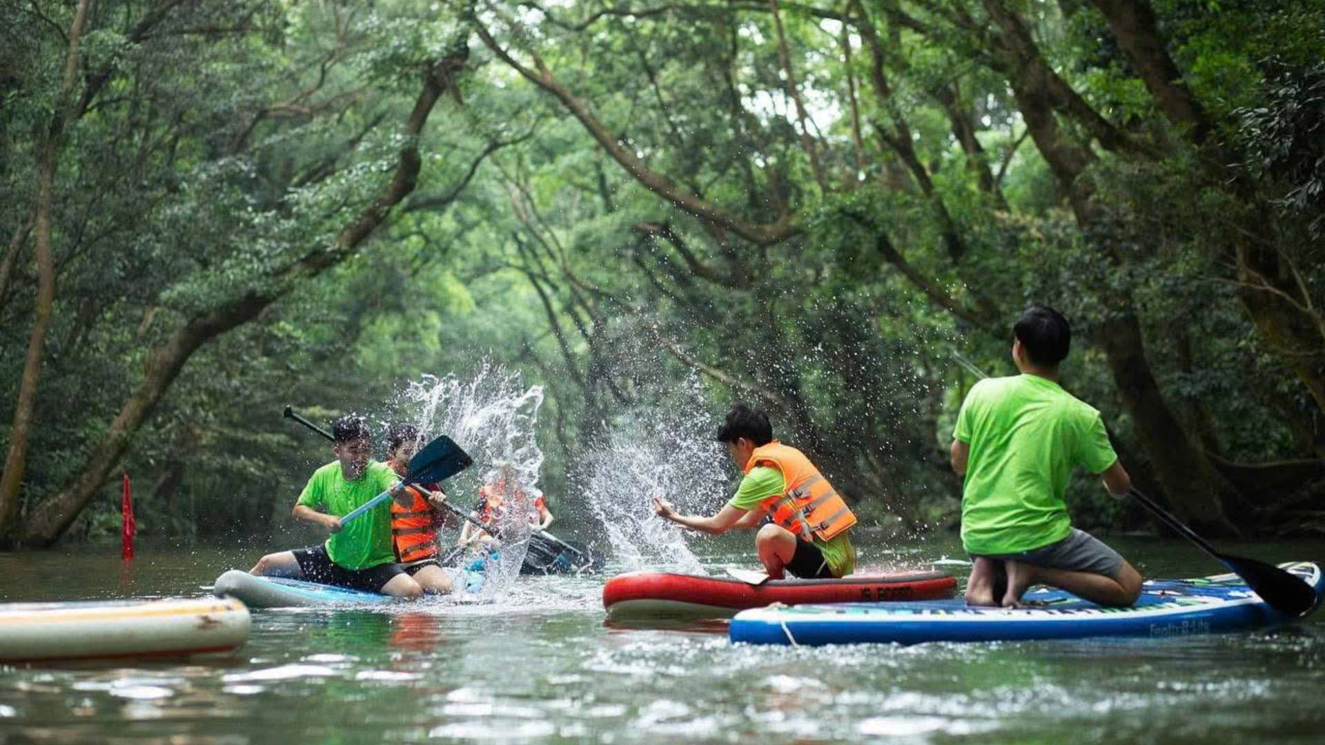 Chèo thuyền SUP cũng là trò chơi được các bạn trẻ lựa chọn khi đến với Ozo Park