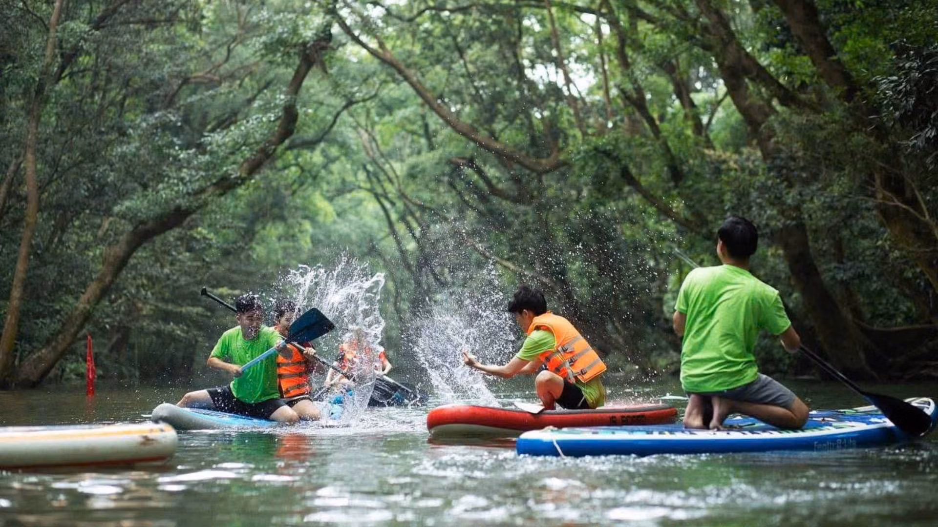 Chèo thuyền SUP cũng là trò chơi được các bạn trẻ lựa chọn khi đến với Ozo Park