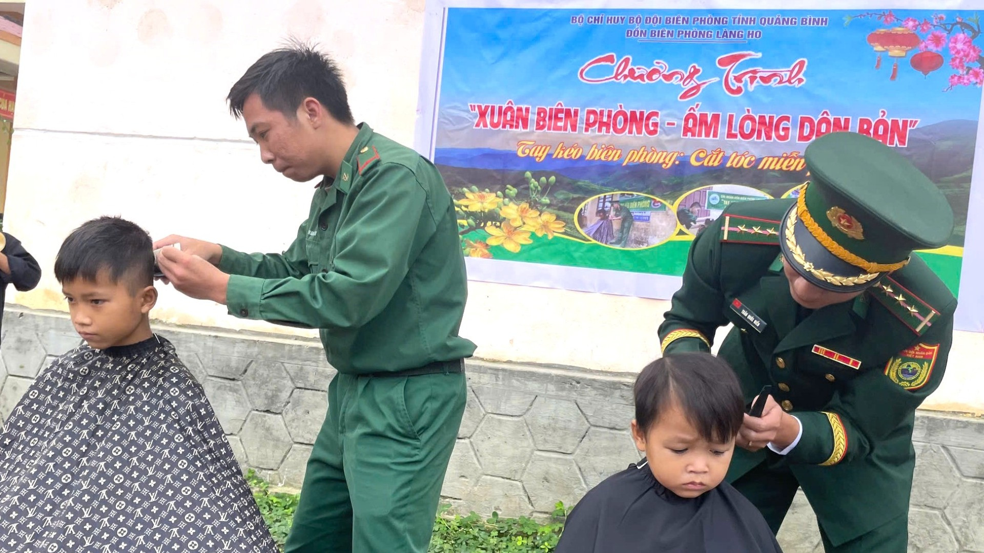 Nhiều cháu nhỏ được các "tay kéo biên phòng" cắt tóc tạo sự gọn gàng, sạch sẽ để đón Tết.