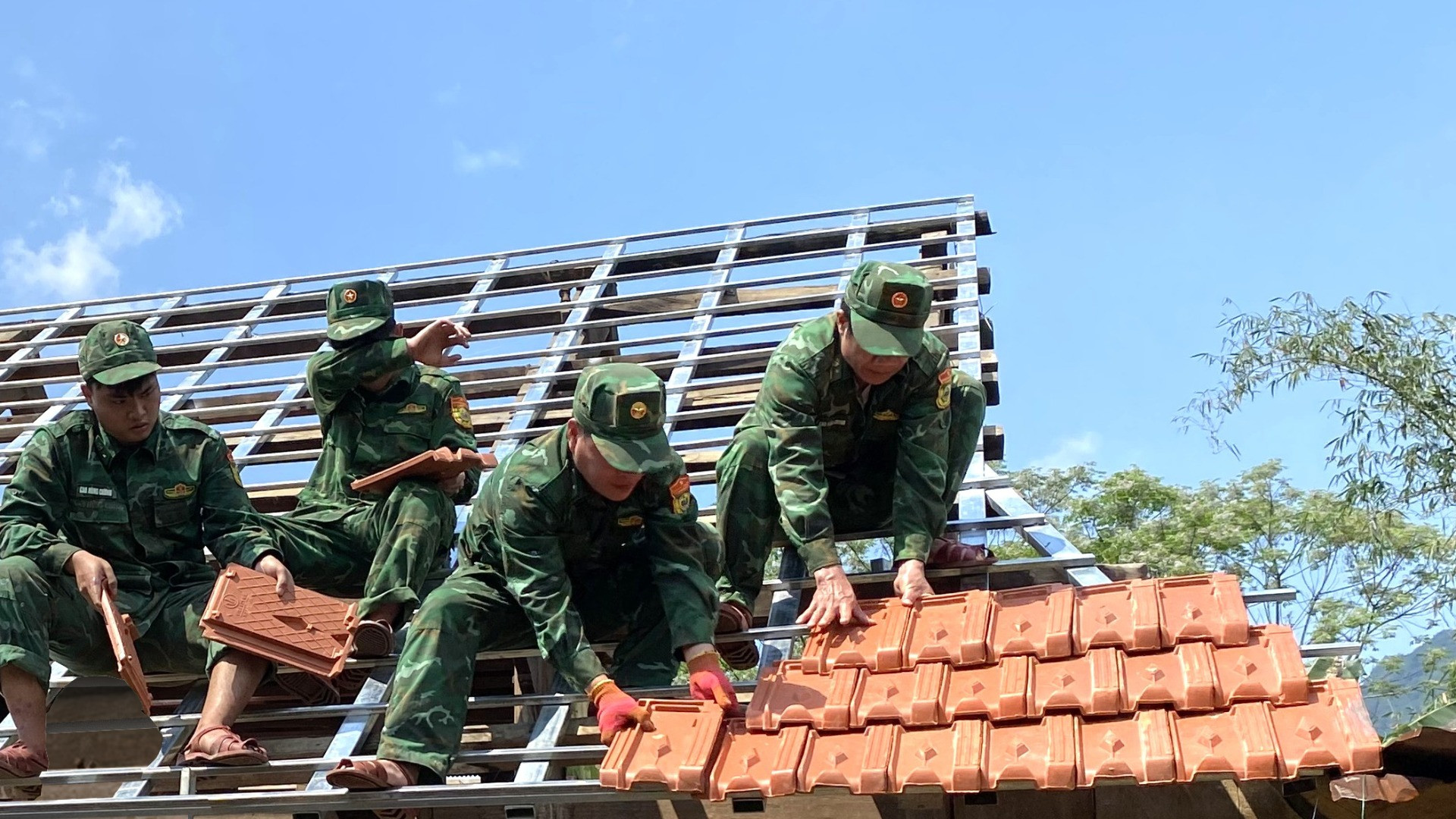 Có những nhà thay toàn bộ mái cũ bằng mái ngói, rui mè sử dụng thép hộp để bảo đảm bền chắc, an toàn.