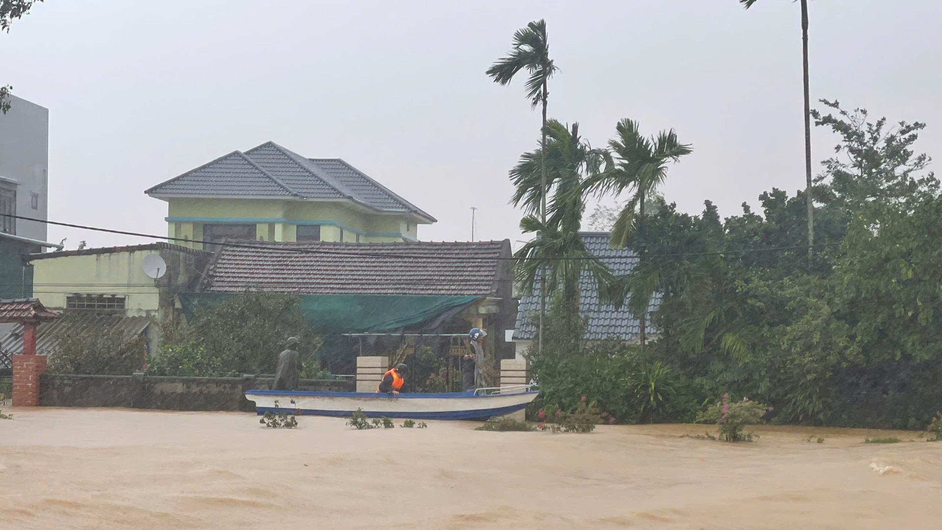 Trong ngày lũ lụt, phương tiện để di chuyển là thuyền hoặc xuồng máy.
