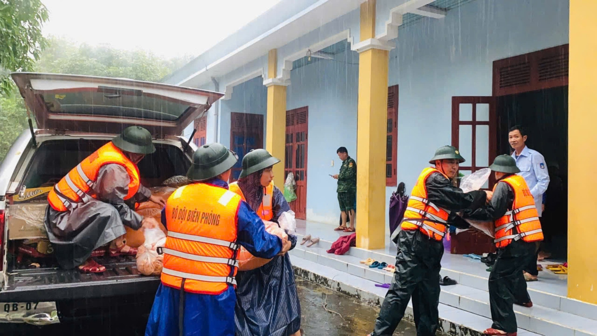 Bộ đội Biên phòng Quảng Bình vận chuyển lương thực, nhu yếu phẩm đến các điểm di dời, sơ tán người dân để hỗ trợ cho bà con.