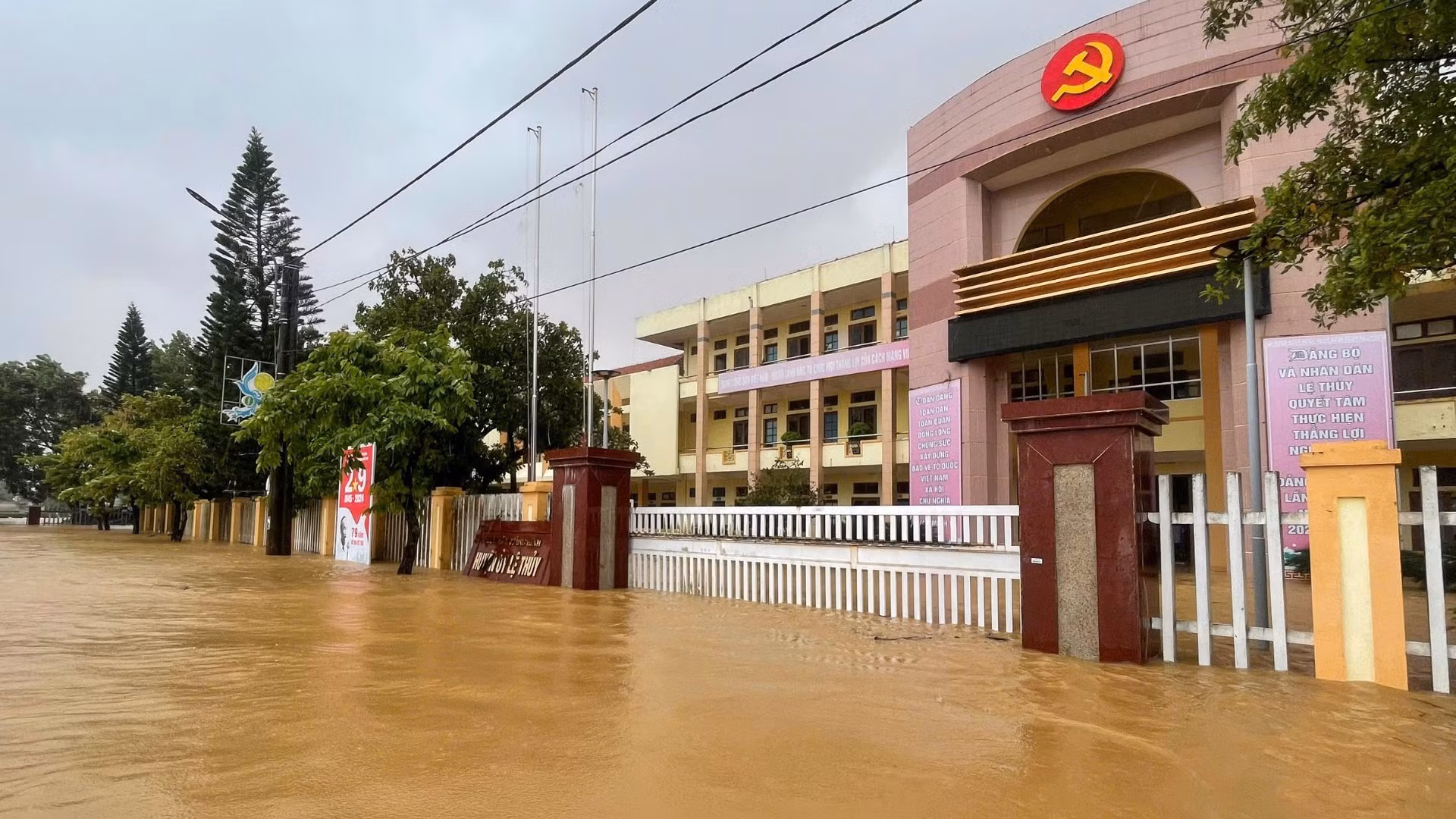 Công sở bị ngập trong nước lũ nhưng công tác chỉ đạo ứng phó mưa lũ ở Lệ Thủy không bị gián đoạn.