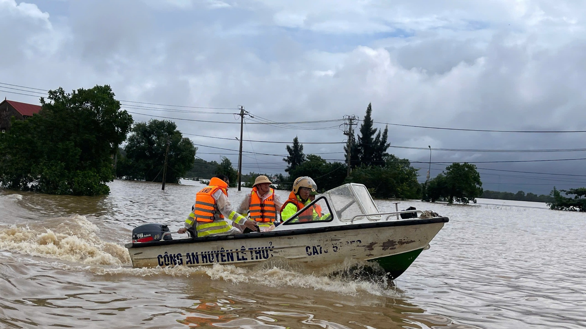 Đội cảnh sát giao thông Công an huyện Lệ Thủy liên tục di chuyển để xử lý các tình huống khẩn cấp, ứng phó với lũ lụt trên địa bàn.