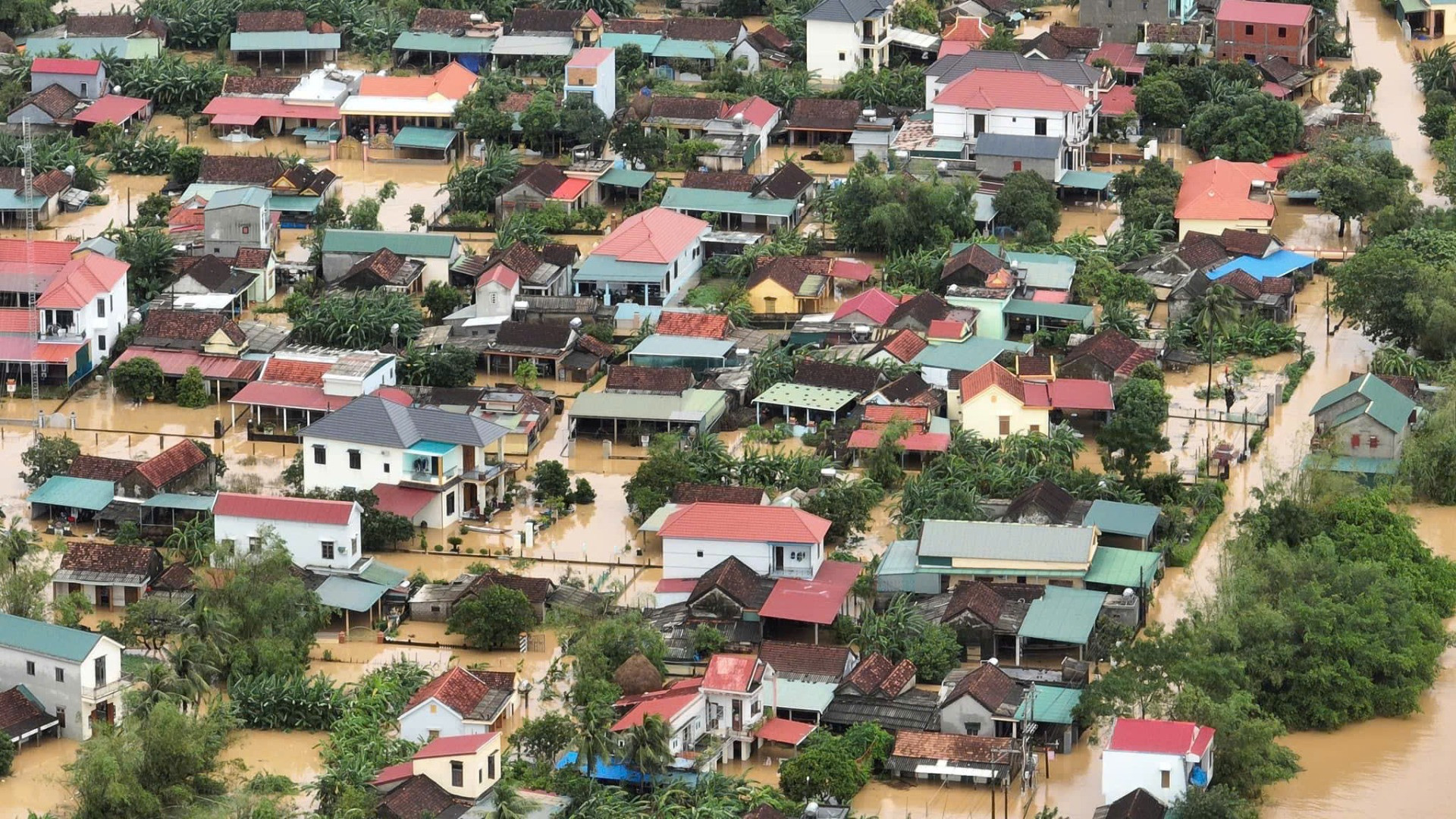 Nước lũ dâng cao nhưng người dân chủ động ứng phó nên thiệt hại được giảm nhẹ.