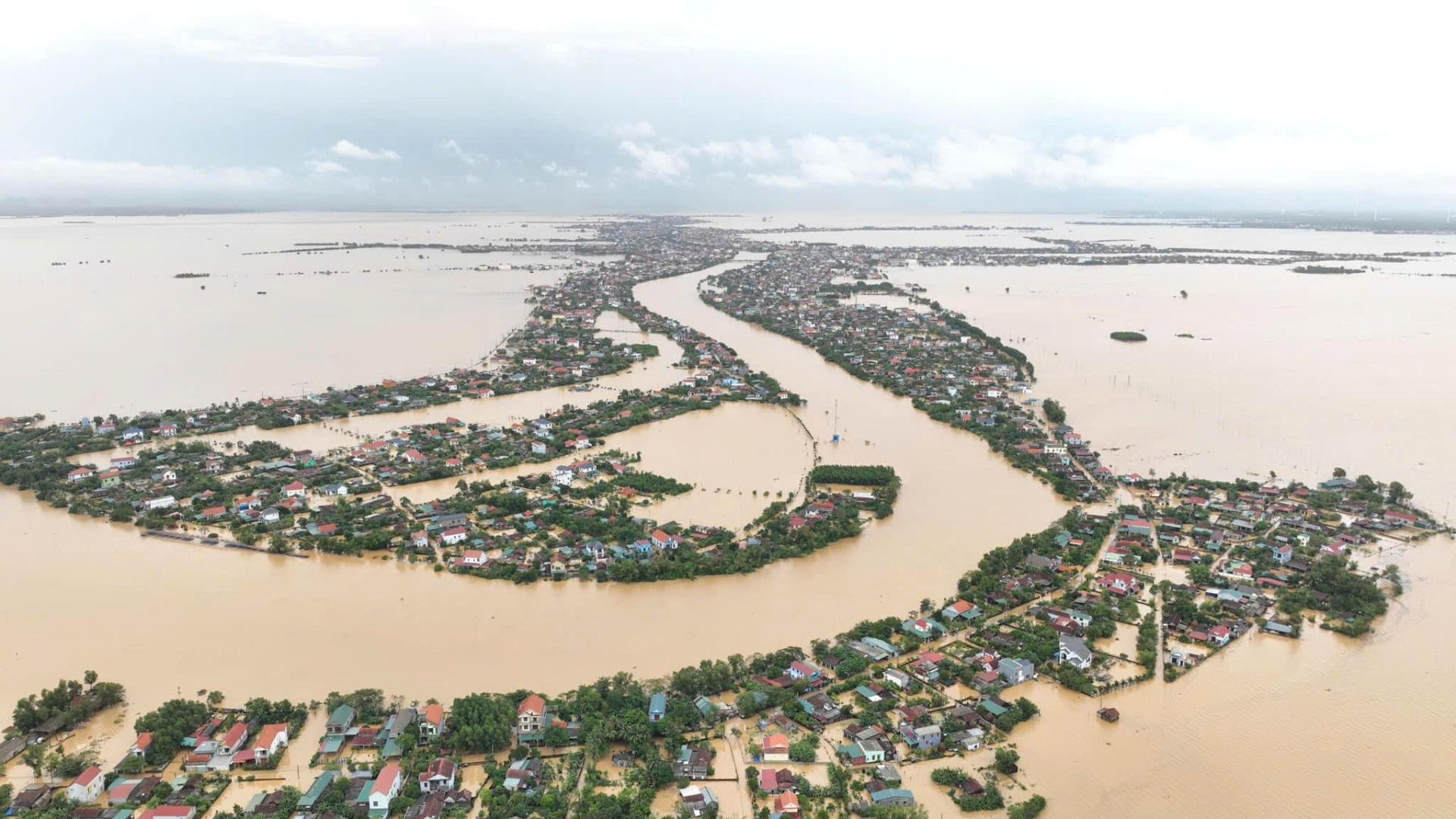 Thị trấn Kiến Giang, huyện Lệ Thủy chìm trong biển nước lũ.