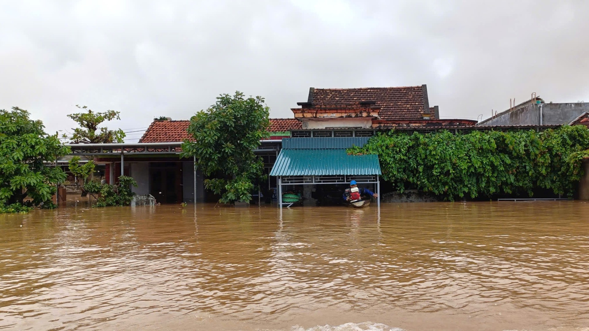 Nhà 2 bên bờ sông Kiến Giang bị ngập nhưng cuộc sống vẫn diễn ra bình thường.