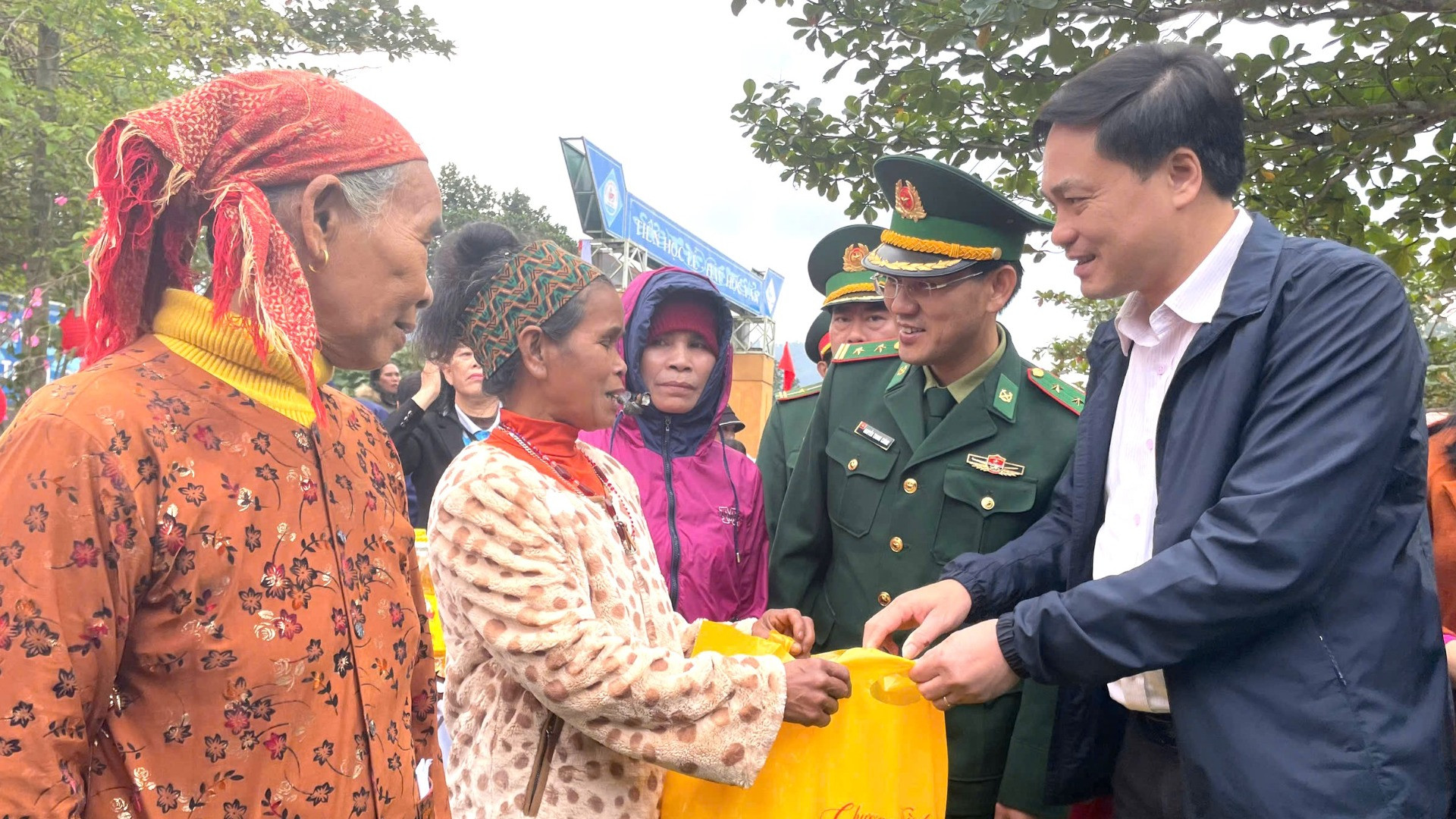 Phó Chủ tịch huyện Lệ Thủy Nguyễn Hữu Hán tặng quà Tết cho bà con.