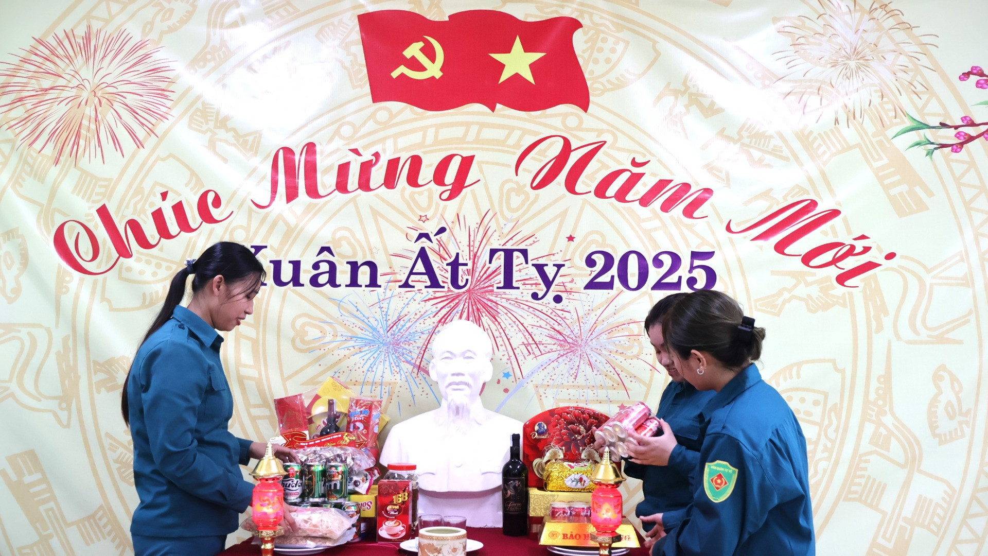 Ngày áp Tết, cán bộ, chiến sĩ trong đơn vị chuẩn bị bàn thờ Bác Hồ ở vị trí trang trọng nhất trong phòng họp