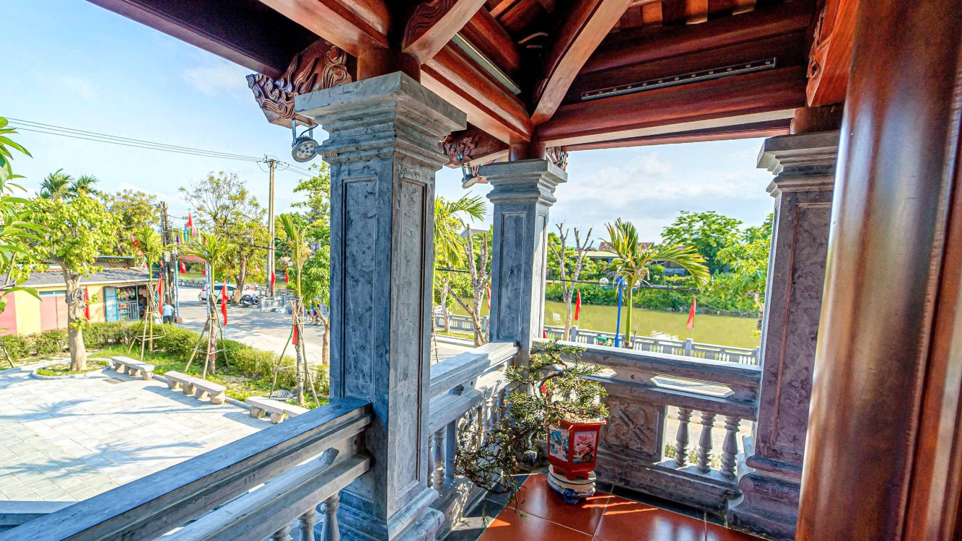 Phía bên phải Nhà tưởng niệm là dòng sông Kiến Giang vốn gắn bó với tuổi thơ của Đại tướng Võ Nguyên Giáp. Phía bên phải Nhà tưởng niệm là dòng sông Kiến Giang vốn gắn bó với tuổi thơ của Đại tướng Võ Nguyên Giáp.