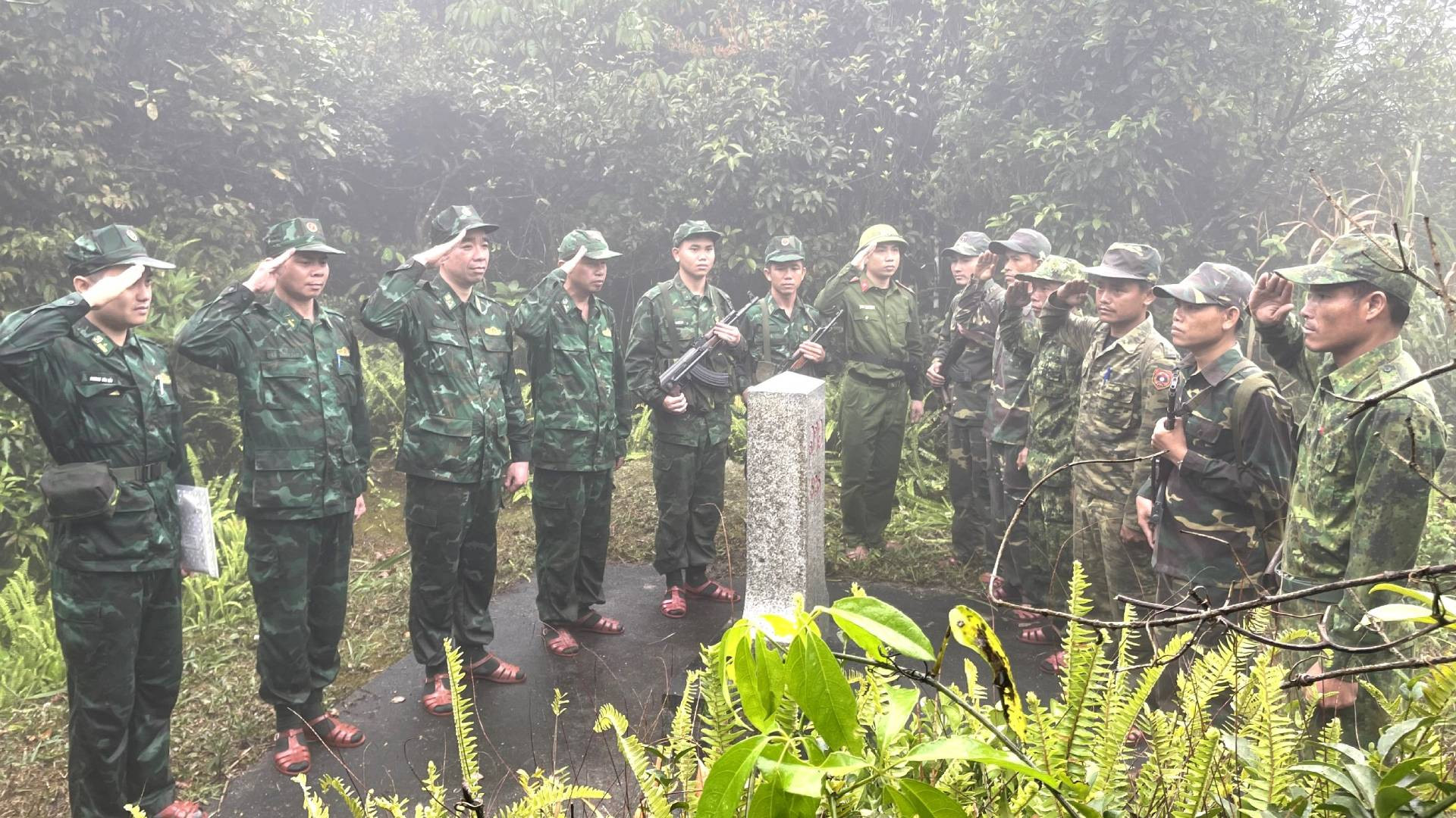 Phút chia tay cột mốc quốc giới, lực lượng bảo vệ biên giới 2 tỉnh làm lễ chào để hành quân trở lại đơn vị, kết thúc chuyến tuần tra song phương mang lại kết quả cao, đồng thời thể hiện tình hữu nghị đặc biệt giữa Việt Nam và Lào.