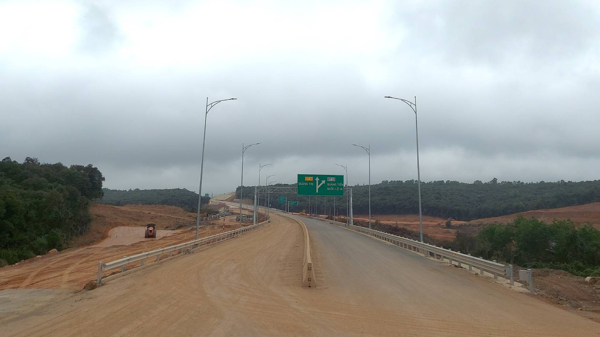 Tuyến chính cơ bản hoàn thành, các nhà thầu tập trung thi công các đường lên xuống trên cao tốc để kết nối giao thông một cách liên hoàn. Tuyến chính cơ bản hoàn thành, các nhà thầu tập trung thi công các đường lên xuống trên cao tốc để kết nối giao thông một cách liên hoàn.