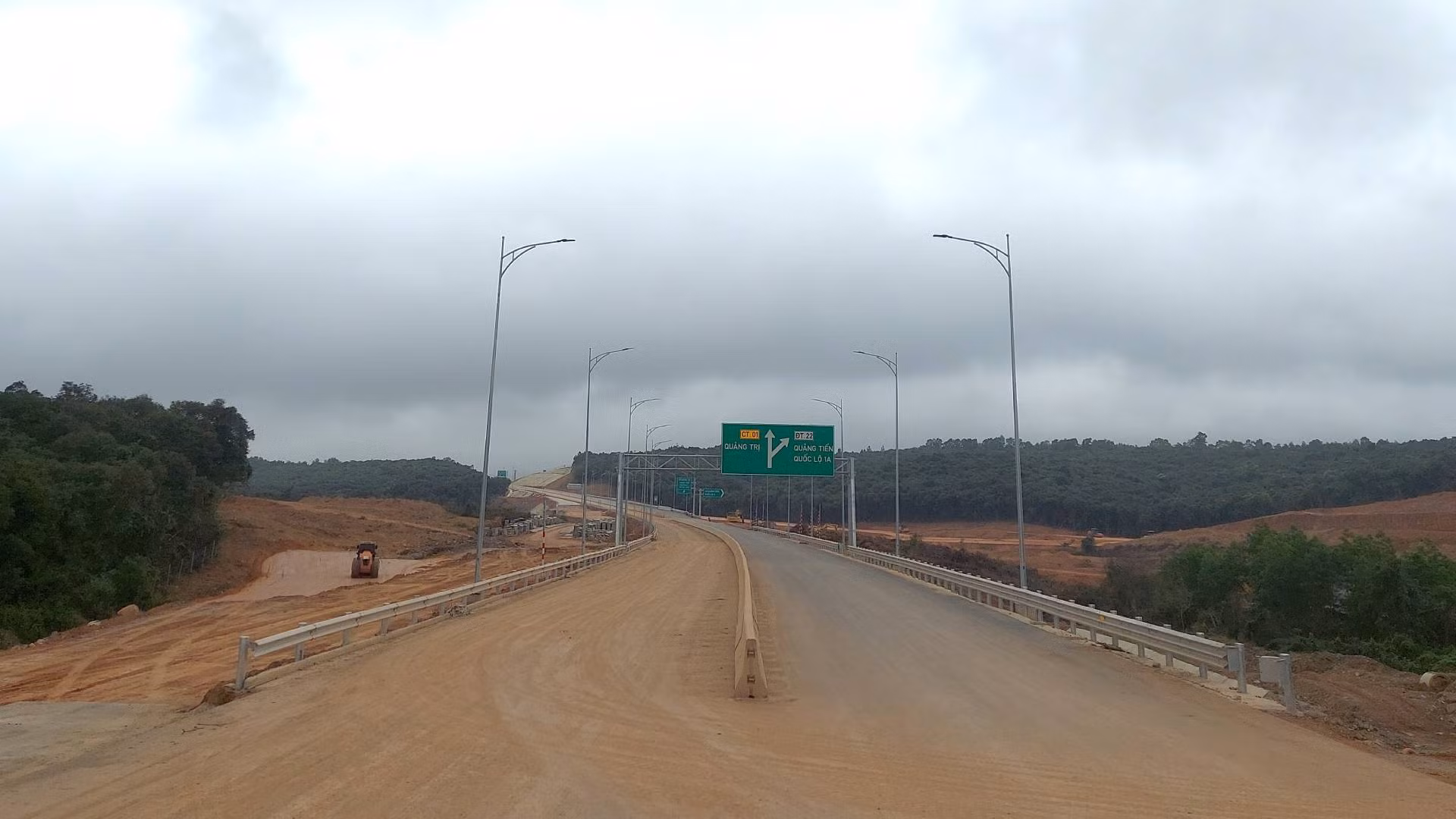 Tuyến chính cơ bản hoàn thành, các nhà thầu tập trung thi công các đường lên xuống trên cao tốc để kết nối giao thông một cách liên hoàn.
