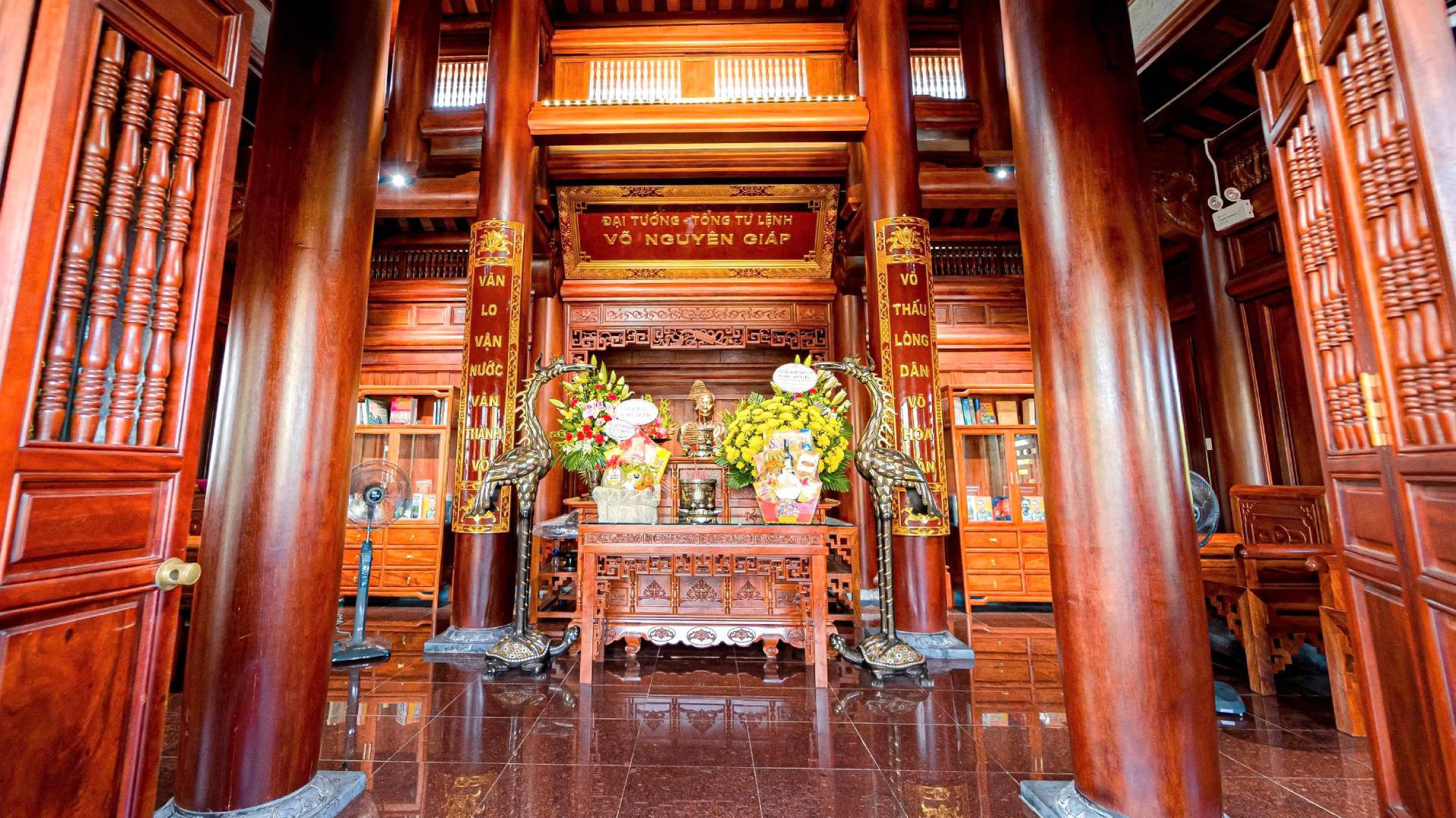 Tầng 2 là gian nhà gỗ truyền thống với ban thờ Đại tướng ở giữa tôn lên vẻ trang nghiêm, nổi bật với đôi câu đối: “Văn lo việc nước văn thành võ/Võ thấu lòng dân võ hóa văn”. Tầng 2 là gian nhà gỗ truyền thống với ban thờ Đại tướng ở giữa tôn lên vẻ trang nghiêm, nổi bật với đôi câu đối: “Văn lo việc nước văn thành võ/Võ thấu lòng dân võ hóa văn”.