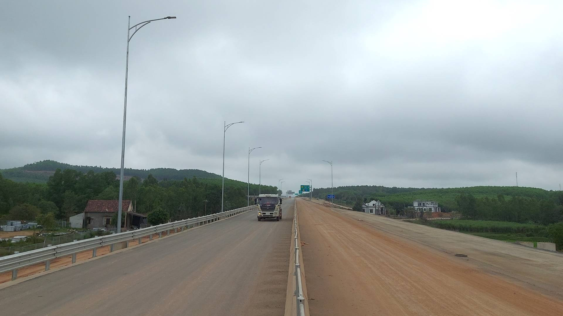 Vừa chạy phục vụ thi công, các phương tiện của nhà thầu cũng xem như thử tải trên tuyến đường xuyên Việt đang dần hình thành. Vừa chạy phục vụ thi công, các phương tiện của nhà thầu cũng xem như thử tải trên tuyến đường xuyên Việt đang dần hình thành.