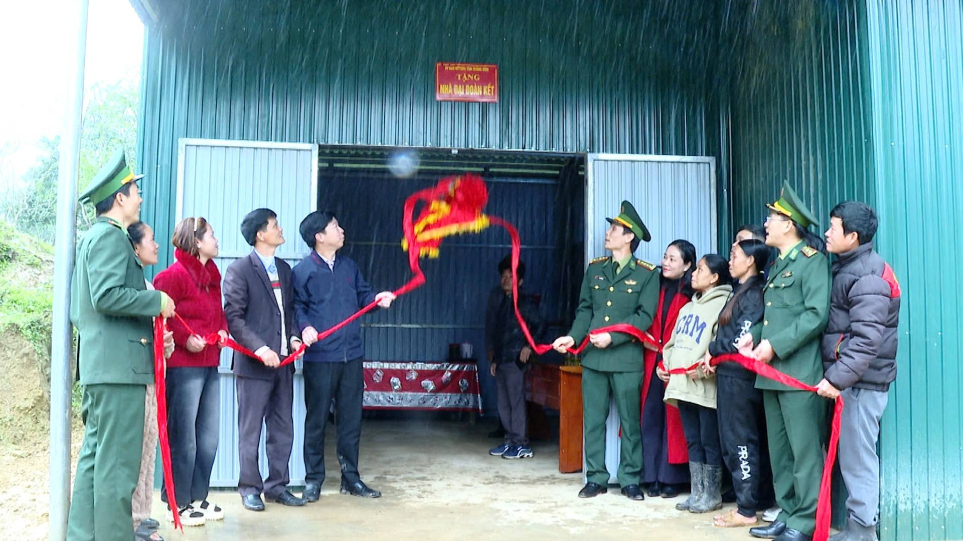 Dịp này, nhiều ngôi nhà "Đại đoàn kết" ở Thượng Hóa được khánh thành đưa vào sử dụng trong niềm vui của đồng bào nơi biên giới.