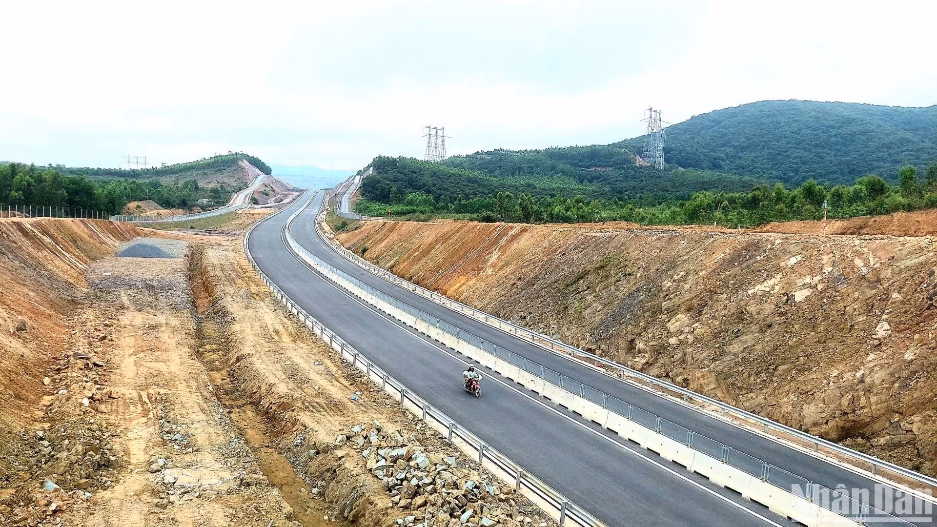 Một đoạn cao tốc bắc-nam phía đông qua tỉnh Quảng Bình đã cơ bản hoàn thành.