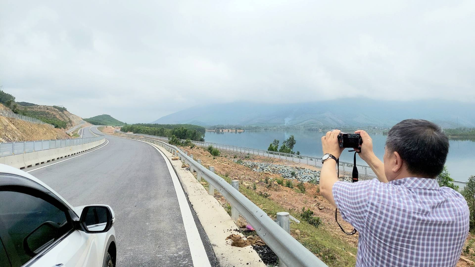 Cảnh quan của tuyến cao tốc đẹp đã khiến khách du lịch trong tỉnh thích thú, tranh thủ ghi lại vài hình ảnh để lưu niệm. Cảnh quan của tuyến cao tốc đẹp đã khiến khách du lịch trong tỉnh thích thú, tranh thủ ghi lại vài hình ảnh để lưu niệm.