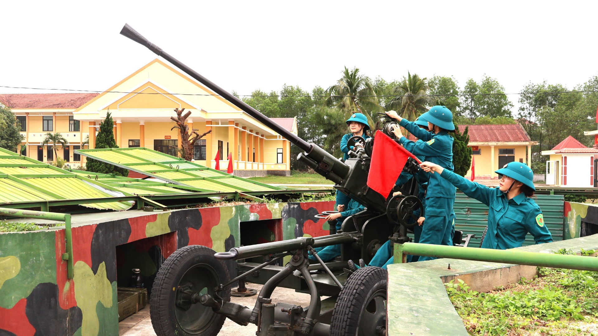 Hiệu lệnh vang lên, khẩu đội nhanh chóng vào vị trí chiến đấu