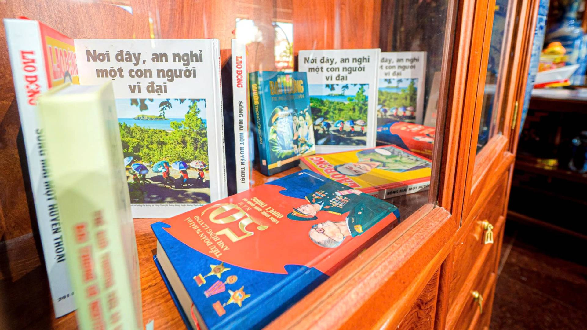 Không gian tầng 2 cũng là nơi trưng bày, lưu giữ các kỷ vật, hiện vật và nhiều sách báo viết về cuộc đời và những đóng góp to lớn của Đại tướng đối với đất nước và quê hương. Không gian tầng 2 cũng là nơi trưng bày, lưu giữ các kỷ vật, hiện vật và nhiều sách báo viết về cuộc đời và những đóng góp to lớn của Đại tướng đối với đất nước và quê hương.