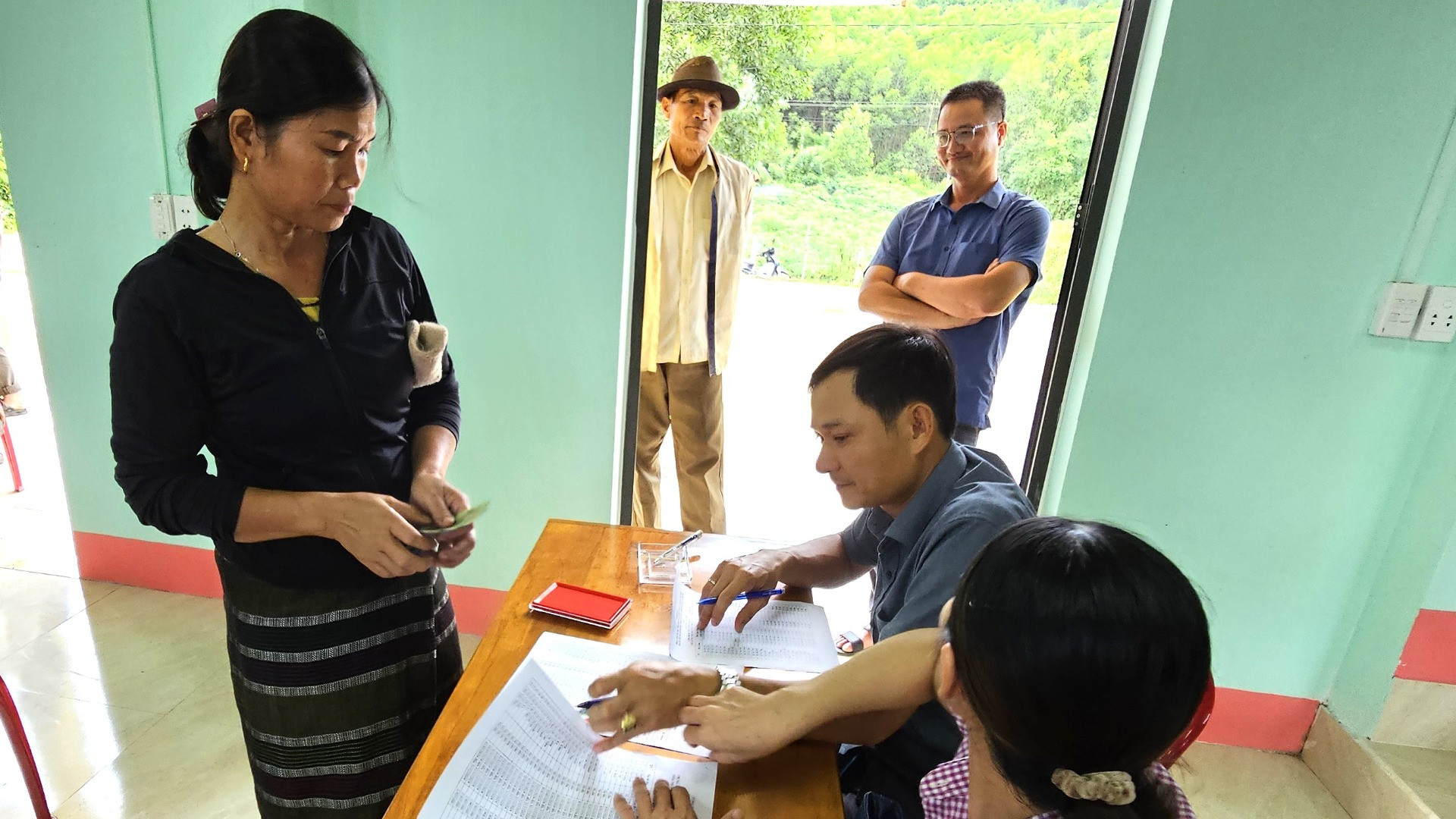 Người dân các xã miền núi huyện Lệ Thủy nhận tiền bảo vệ rừng từ nguồn bán tín chỉ carbon. Người dân các xã miền núi huyện Lệ Thủy nhận tiền bảo vệ rừng từ nguồn bán tín chỉ carbon.